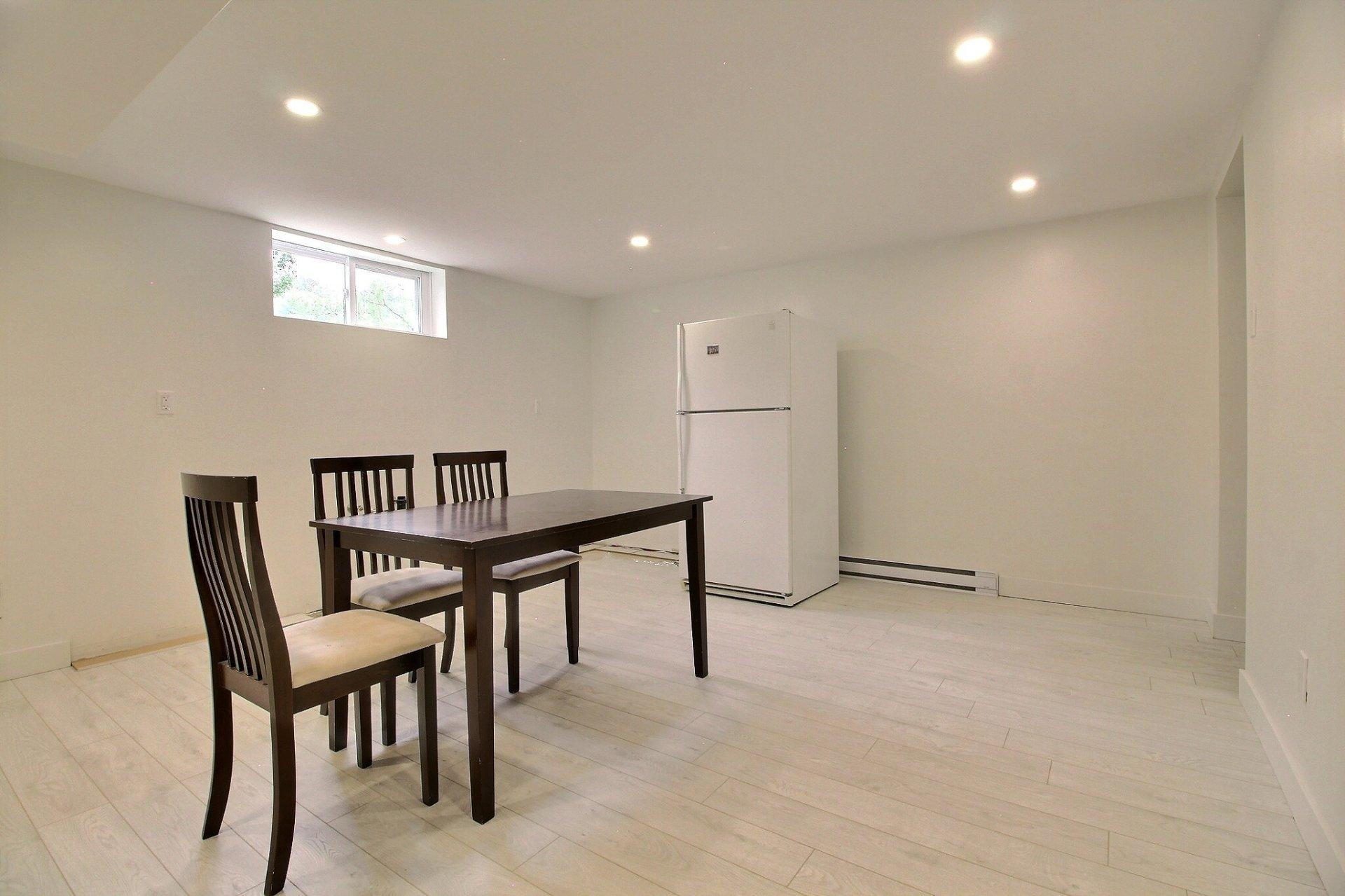 









595


Rue Larose

,
Magog,




QC
J1X4L3


