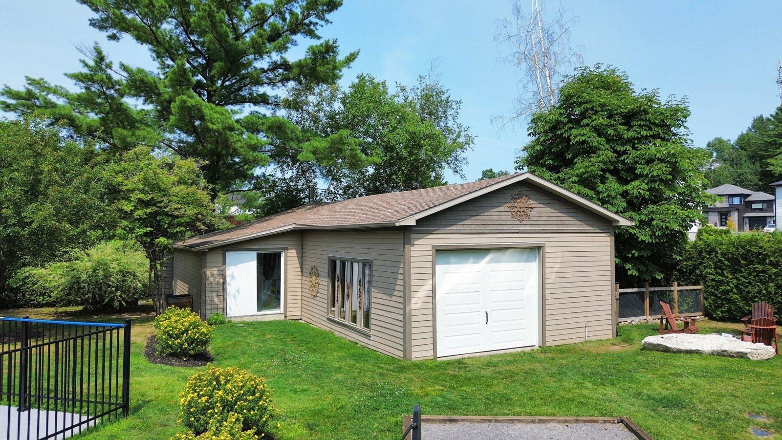 









595


Rue Larose

,
Magog,




QC
J1X4L3

