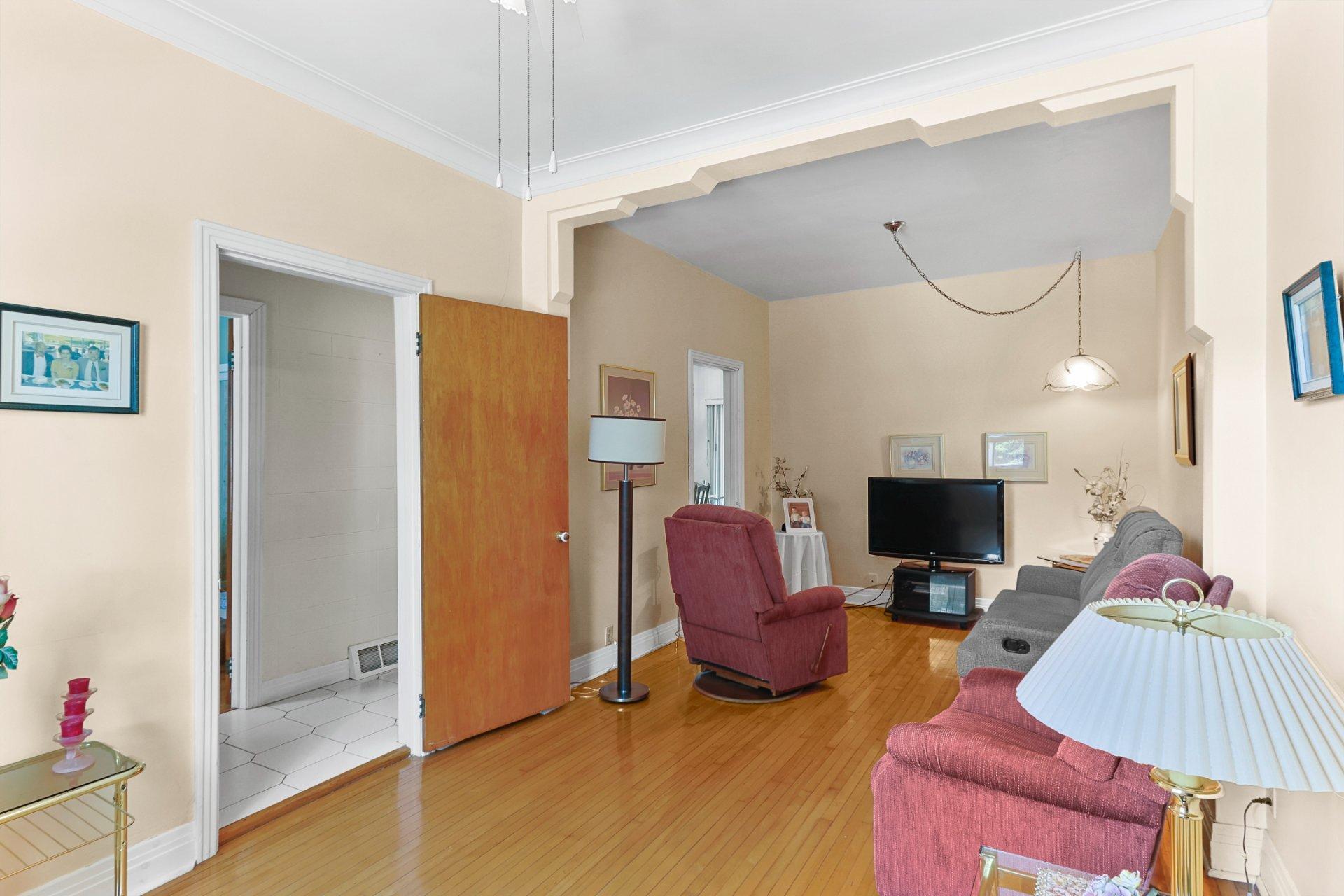 









6981

 - 6983


Rue Briand

,
Montréal (Le Sud-Ouest),




QC
H4E3L7

