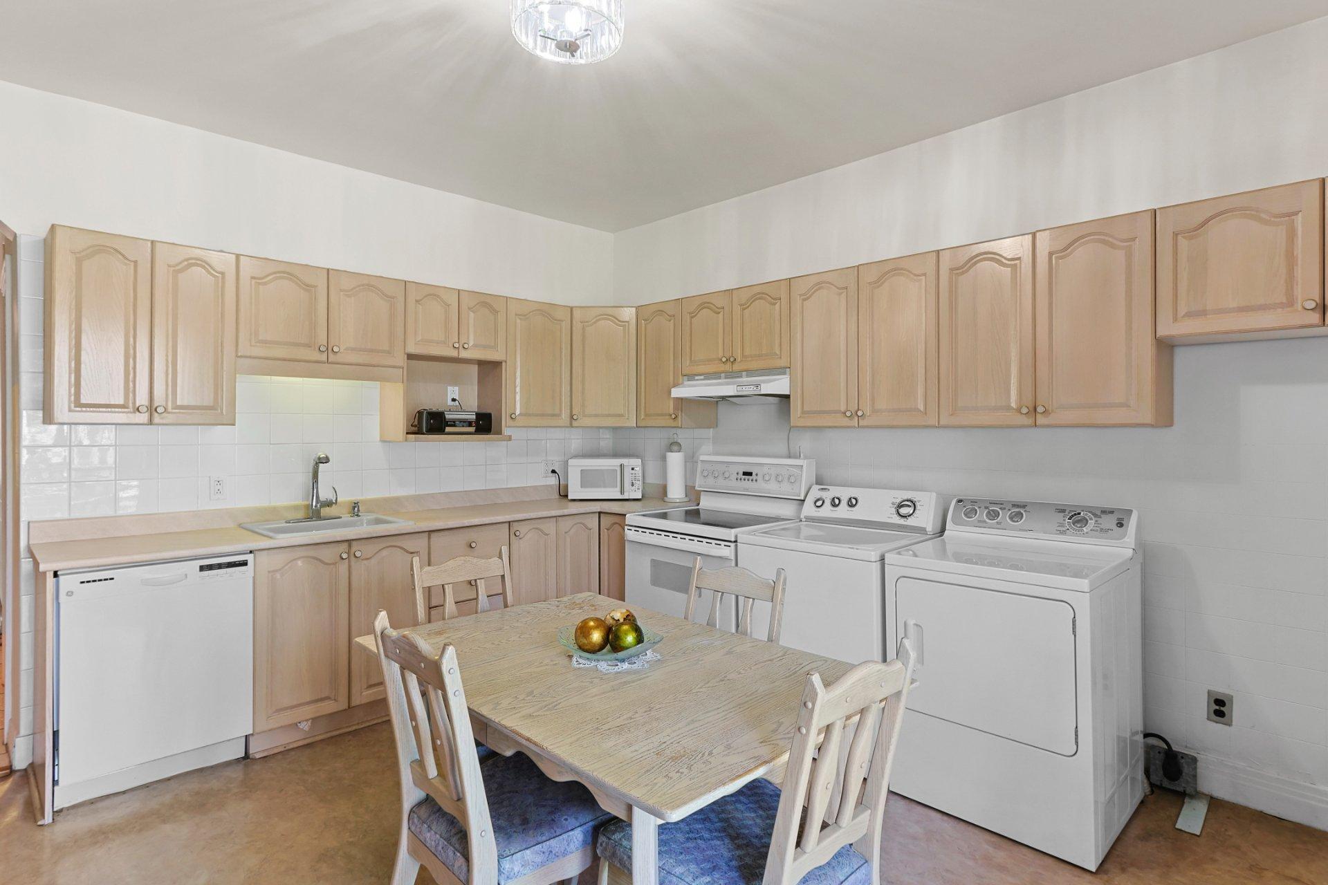 









6981

 - 6983


Rue Briand

,
Montréal (Le Sud-Ouest),




QC
H4E3L7

