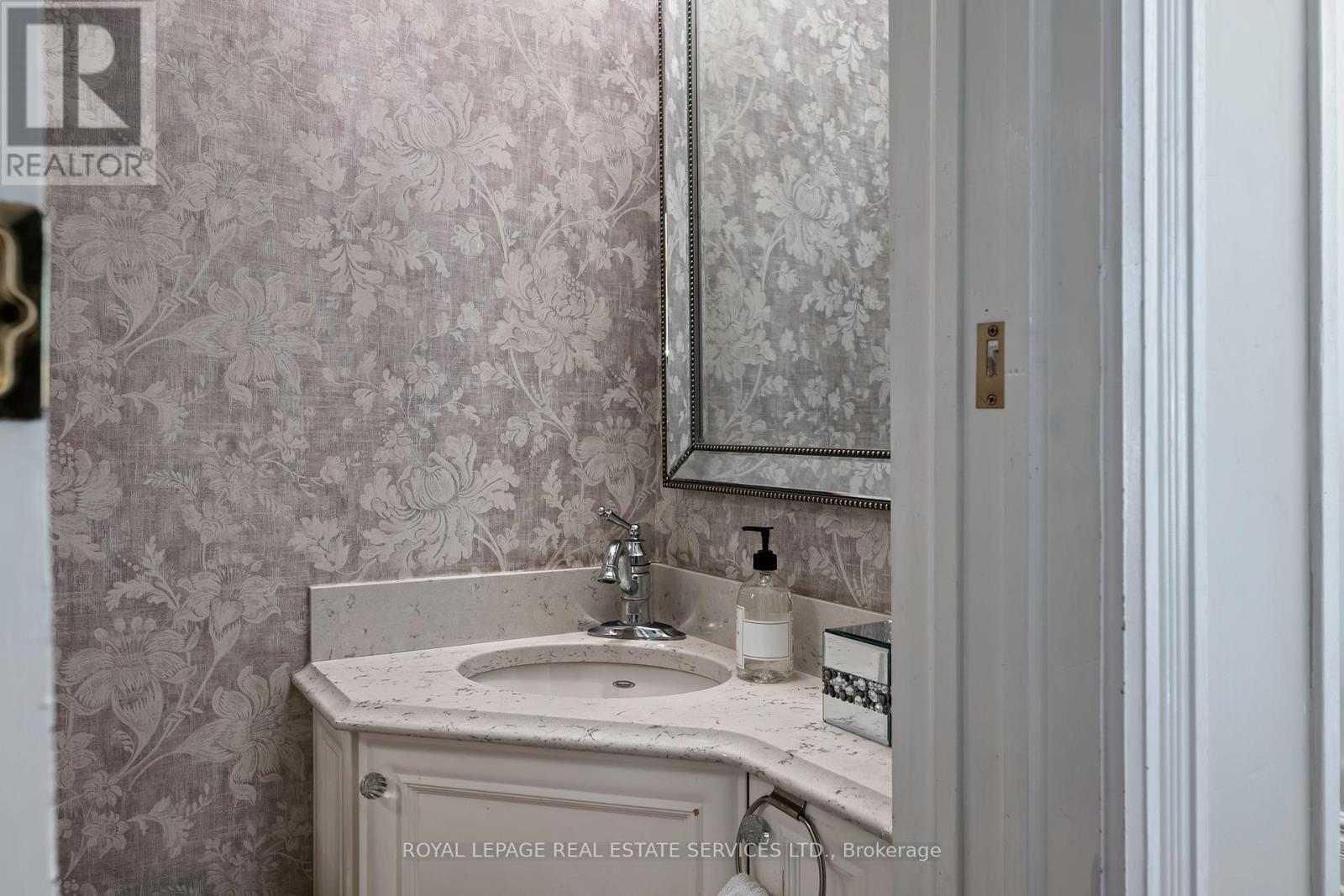 












127 ELIZABETH STREET S

,
Brampton,




Ontario
L6Y1R6

