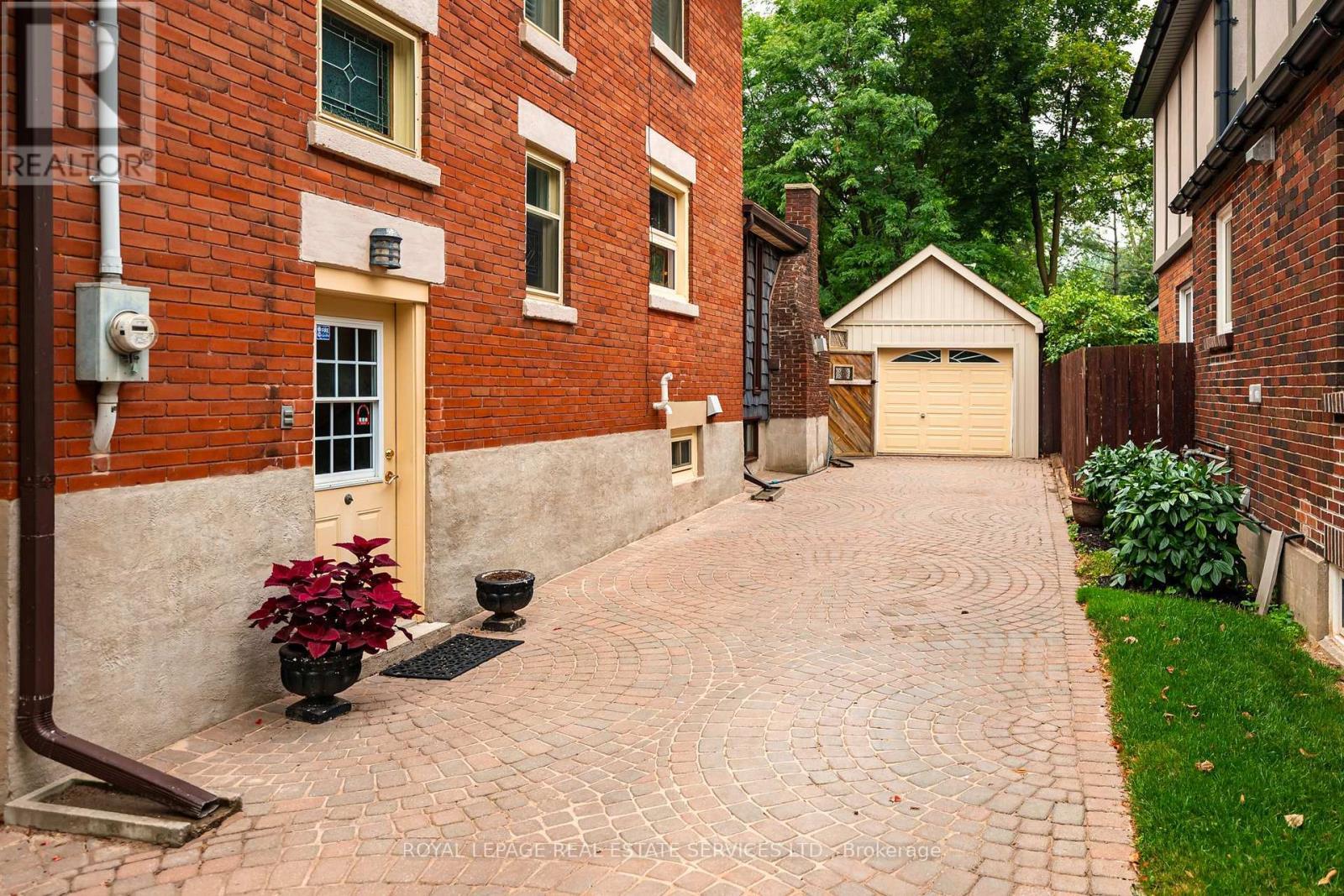 












127 ELIZABETH STREET S

,
Brampton,




Ontario
L6Y1R6

