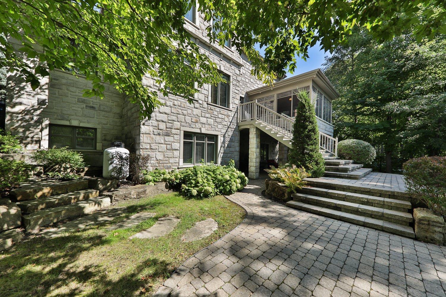 









1463


Rue François-P.-Bruneau

,
Saint-Bruno-de-Montarville,




QC
J3V6K4

