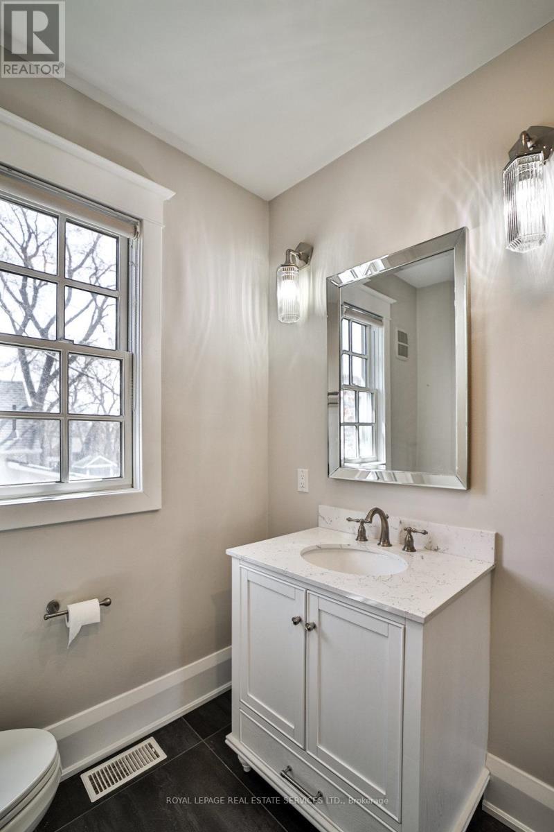 












128 CHISHOLM STREET

,
Oakville,




Ontario
L6K3J2

