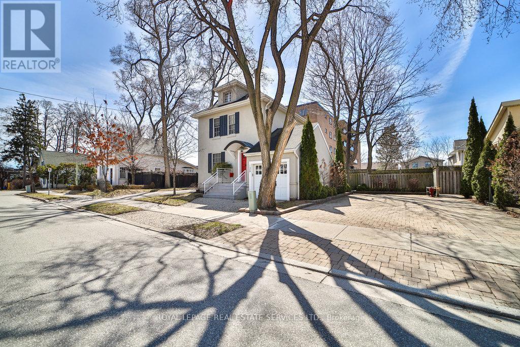 












128 CHISHOLM STREET

,
Oakville,




Ontario
L6K3J2

