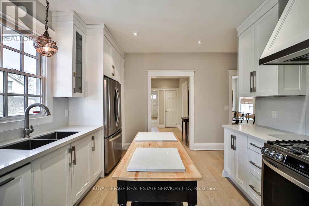 












128 CHISHOLM STREET

,
Oakville,




Ontario
L6K3J2

