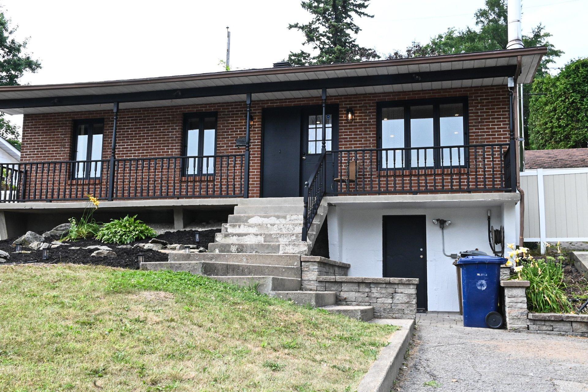 









7655


Rue des Cyprès

,
Laval (Duvernay),




QC
H7A3L9

