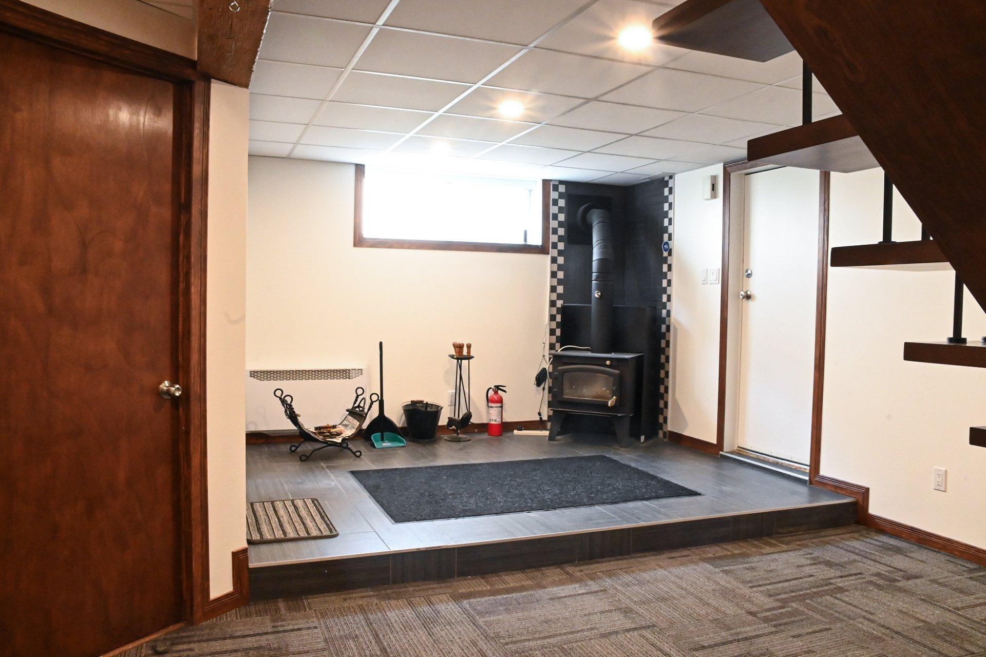 









7655


Rue des Cyprès

,
Laval (Duvernay),




QC
H7A3L9

