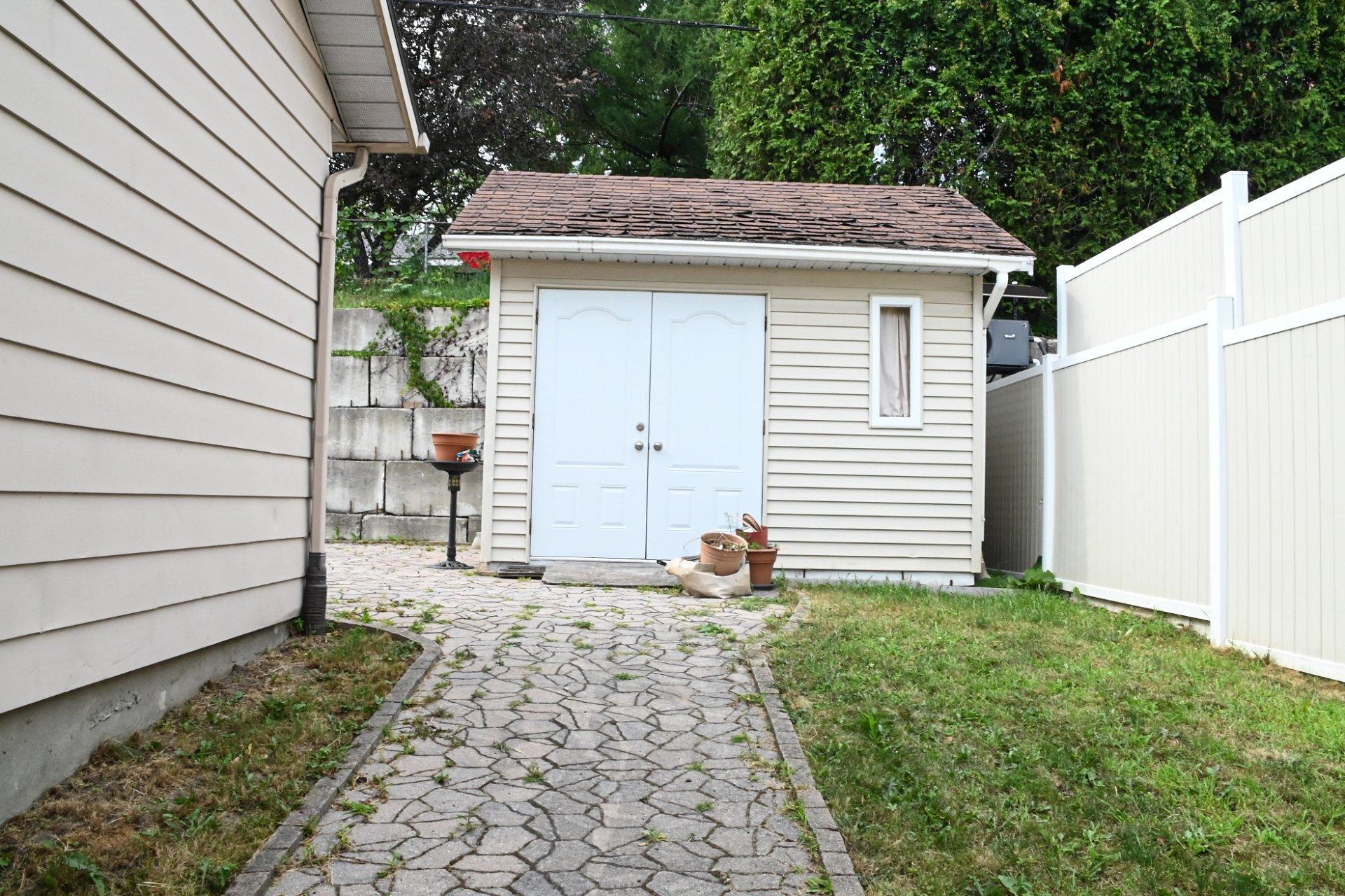 









7655


Rue des Cyprès

,
Laval (Duvernay),




QC
H7A3L9

