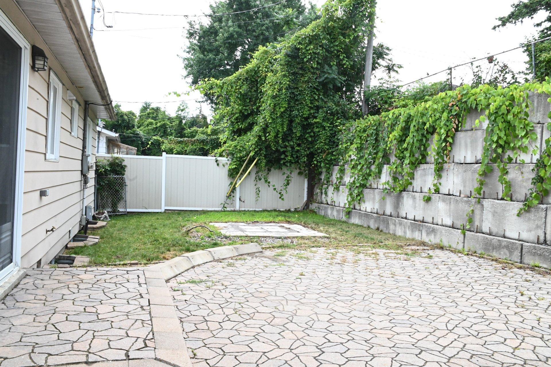 









7655


Rue des Cyprès

,
Laval (Duvernay),




QC
H7A3L9

