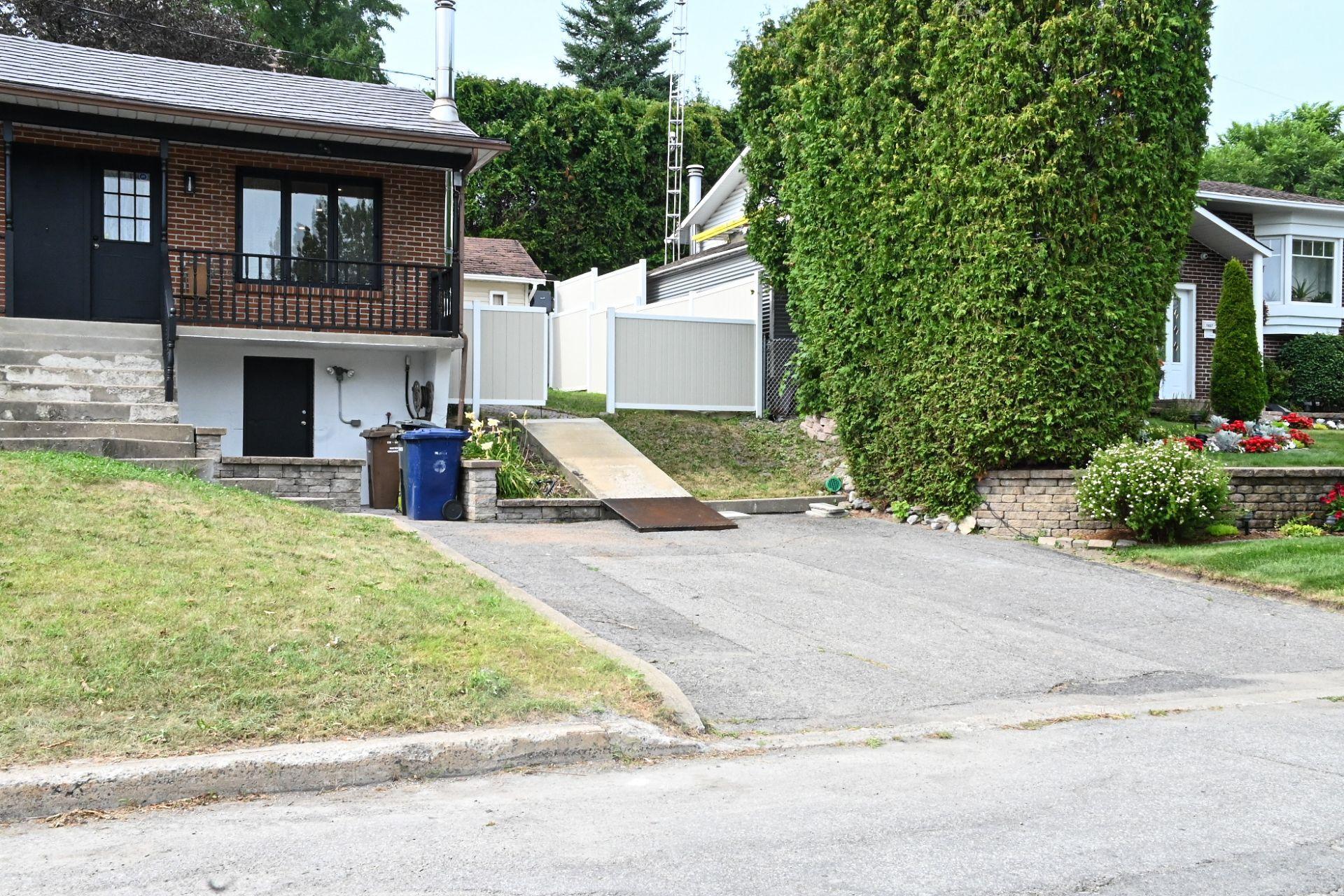 









7655


Rue des Cyprès

,
Laval (Duvernay),




QC
H7A3L9

