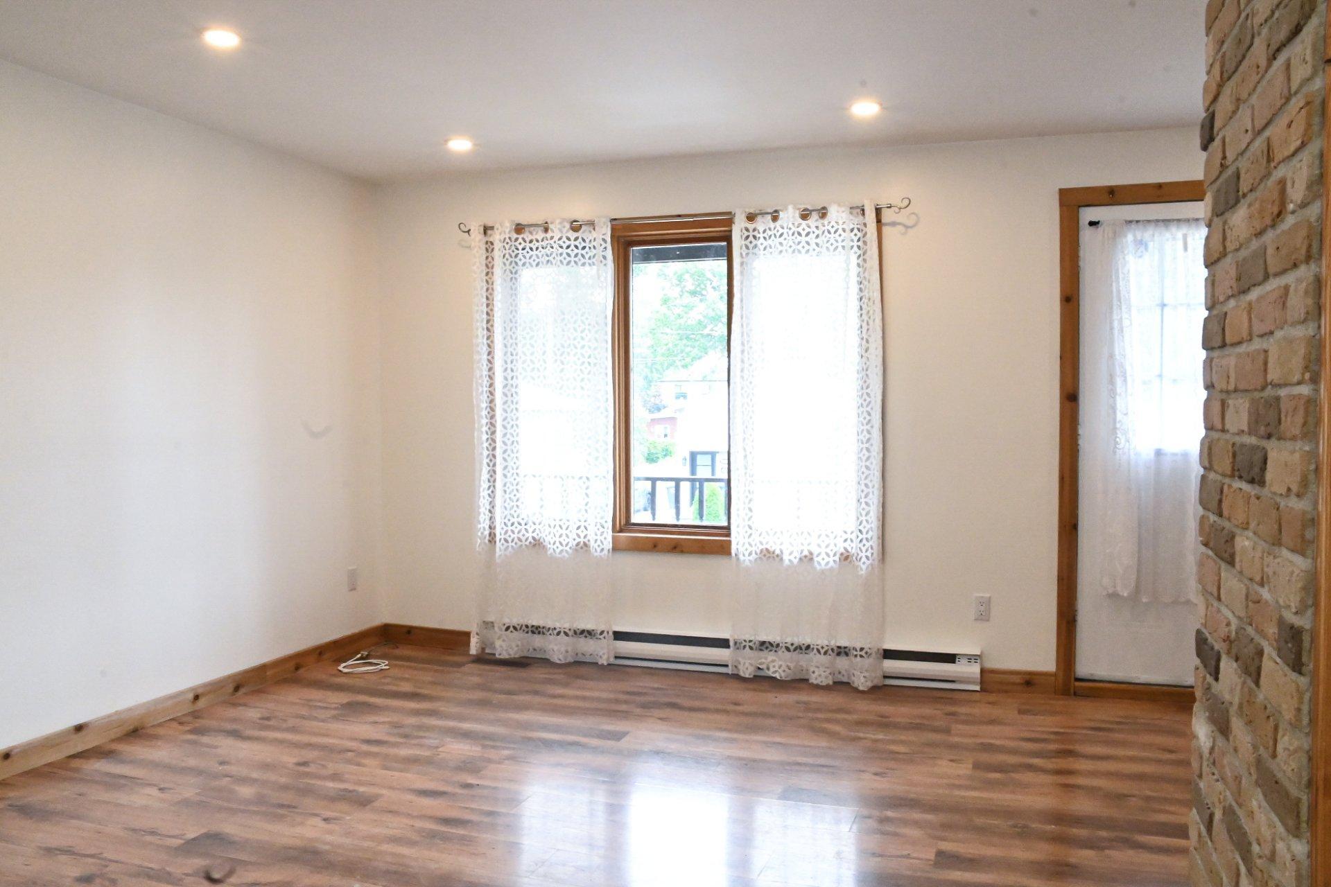 









7655


Rue des Cyprès

,
Laval (Duvernay),




QC
H7A3L9

