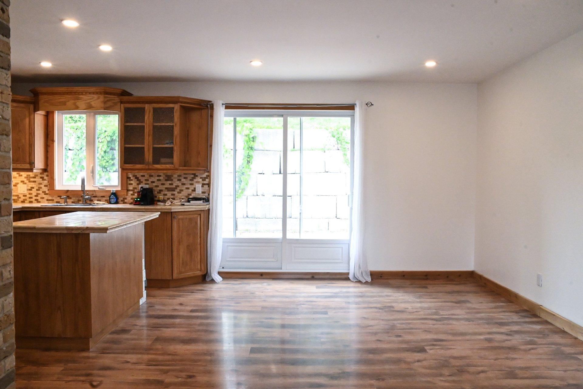 









7655


Rue des Cyprès

,
Laval (Duvernay),




QC
H7A3L9

