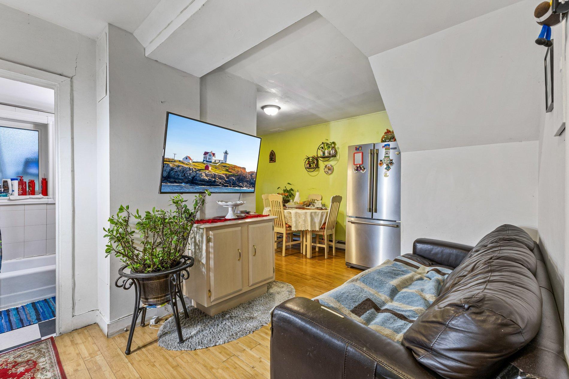 









7735


13e Avenue

,
Montréal (Villeray/Saint-Michel/Parc-Extension),




QC
H2A2X8

