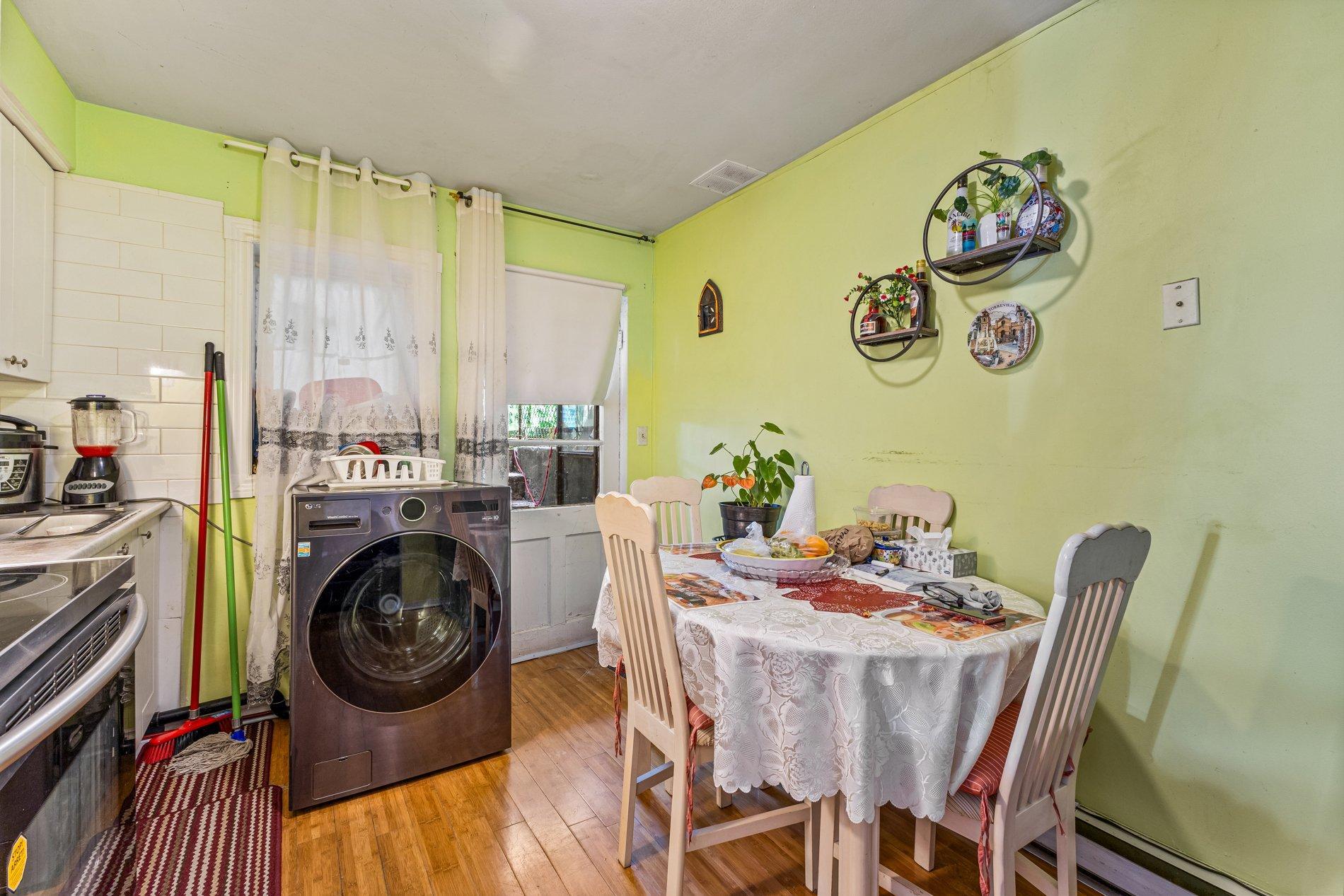 









7735


13e Avenue

,
Montréal (Villeray/Saint-Michel/Parc-Extension),




QC
H2A2X8

