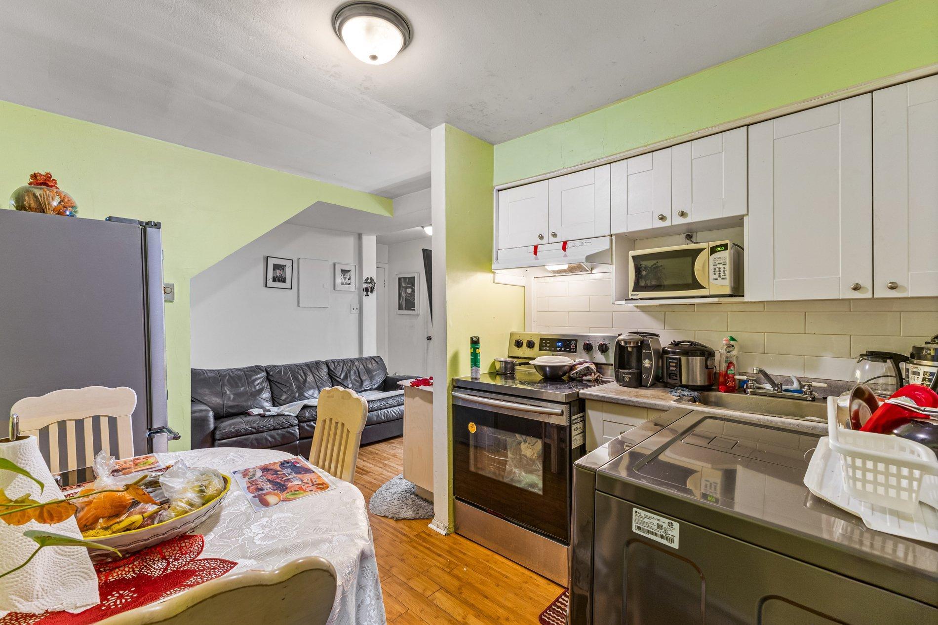 









7735


13e Avenue

,
Montréal (Villeray/Saint-Michel/Parc-Extension),




QC
H2A2X8

