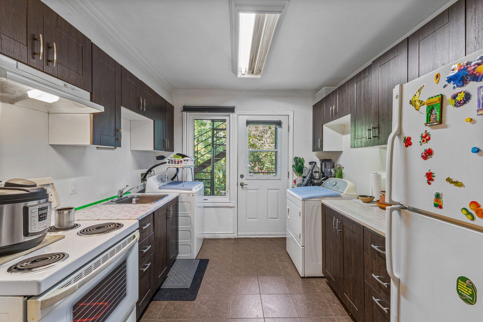 









7735


13e Avenue

,
Montréal (Villeray/Saint-Michel/Parc-Extension),




QC
H2A2X8


