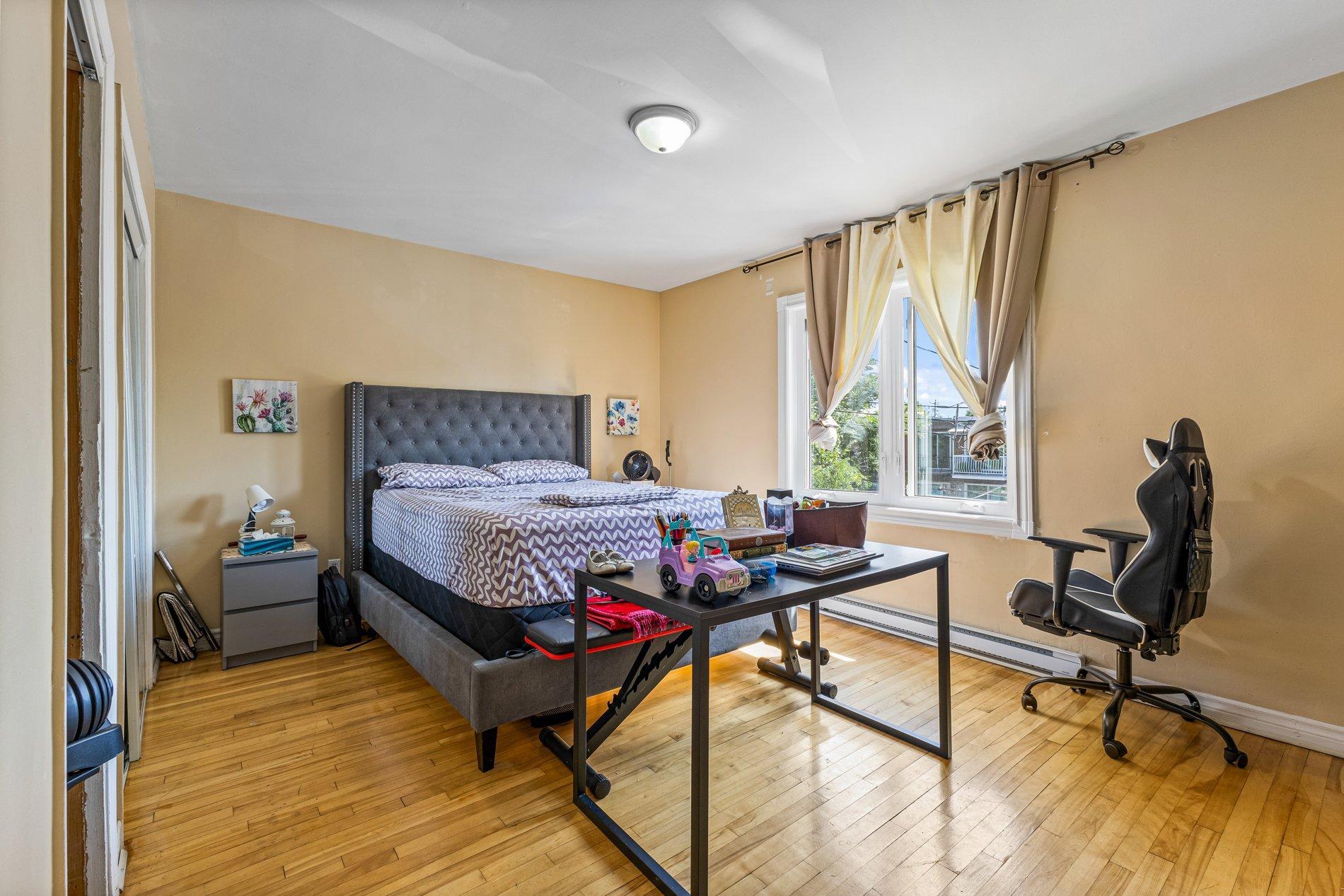 









7735


13e Avenue

,
Montréal (Villeray/Saint-Michel/Parc-Extension),




QC
H2A2X8

