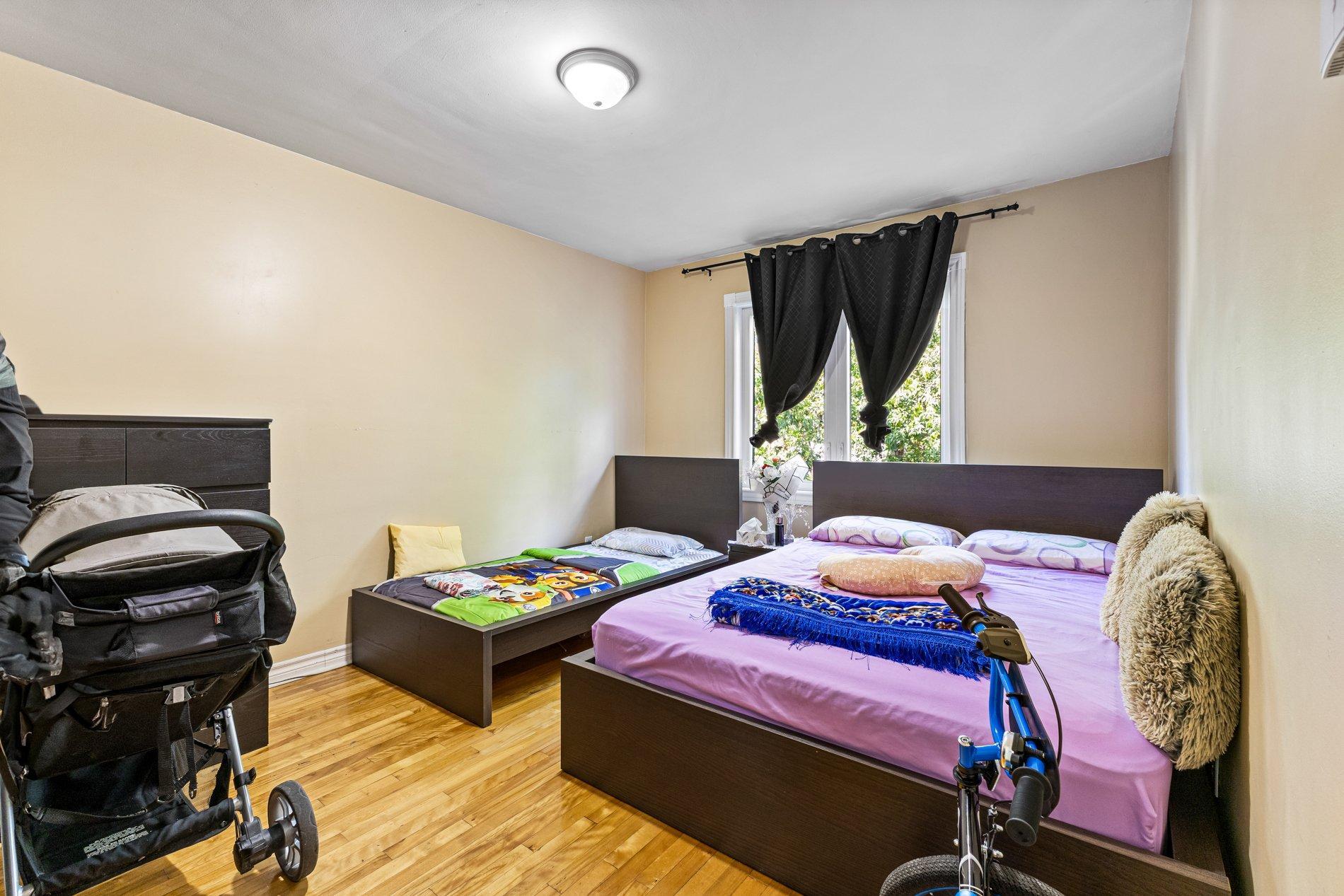 









7735


13e Avenue

,
Montréal (Villeray/Saint-Michel/Parc-Extension),




QC
H2A2X8

