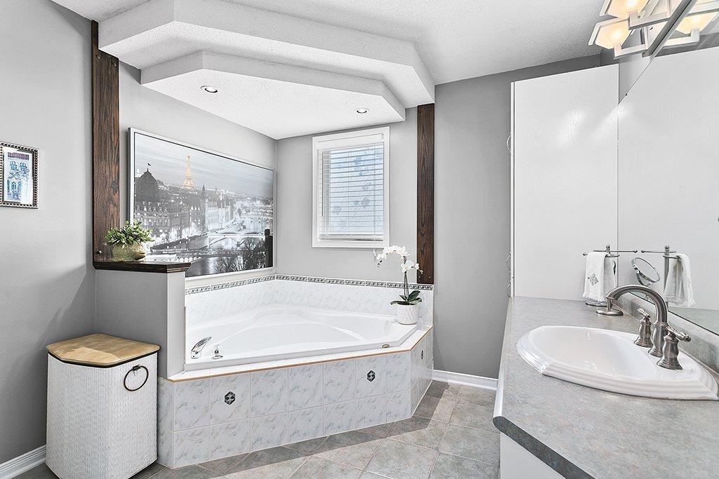 









62


Rue Norval-Jones

,
Gatineau (Aylmer),




QC
J9H7H3

