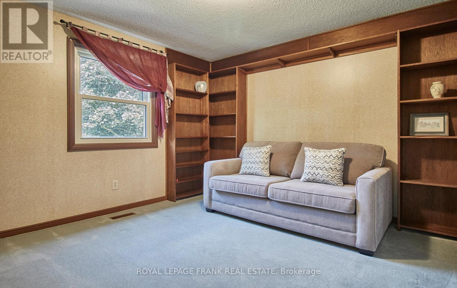 












317 PRINCE OF WALES DRIVE

,
Whitby (Blue Grass Meadows),




Ontario
L1N6P2

