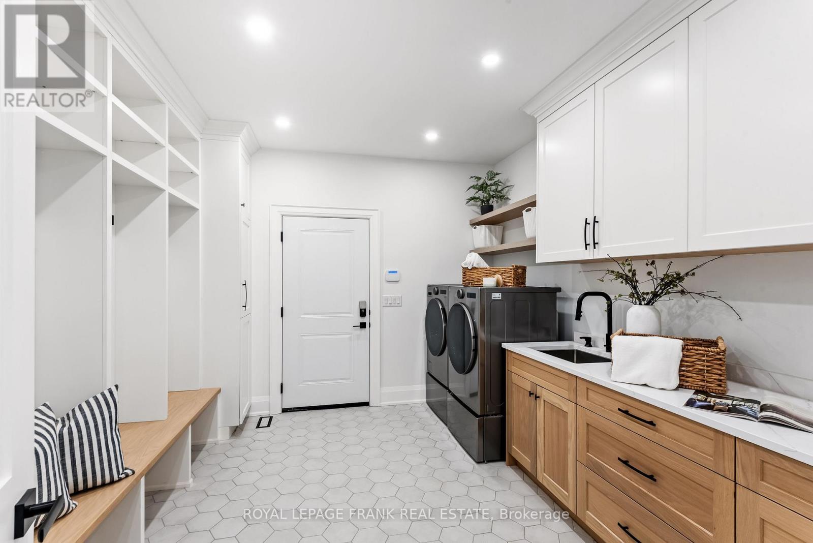 












27 MORTON LINE

,
Cavan Monaghan (Cavan Twp),




Ontario
L0A1C0

