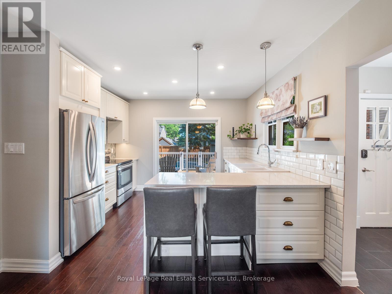 












247 ALLAN STREET

,
Oakville (OO Old Oakville),




Ontario
L6J3P2

