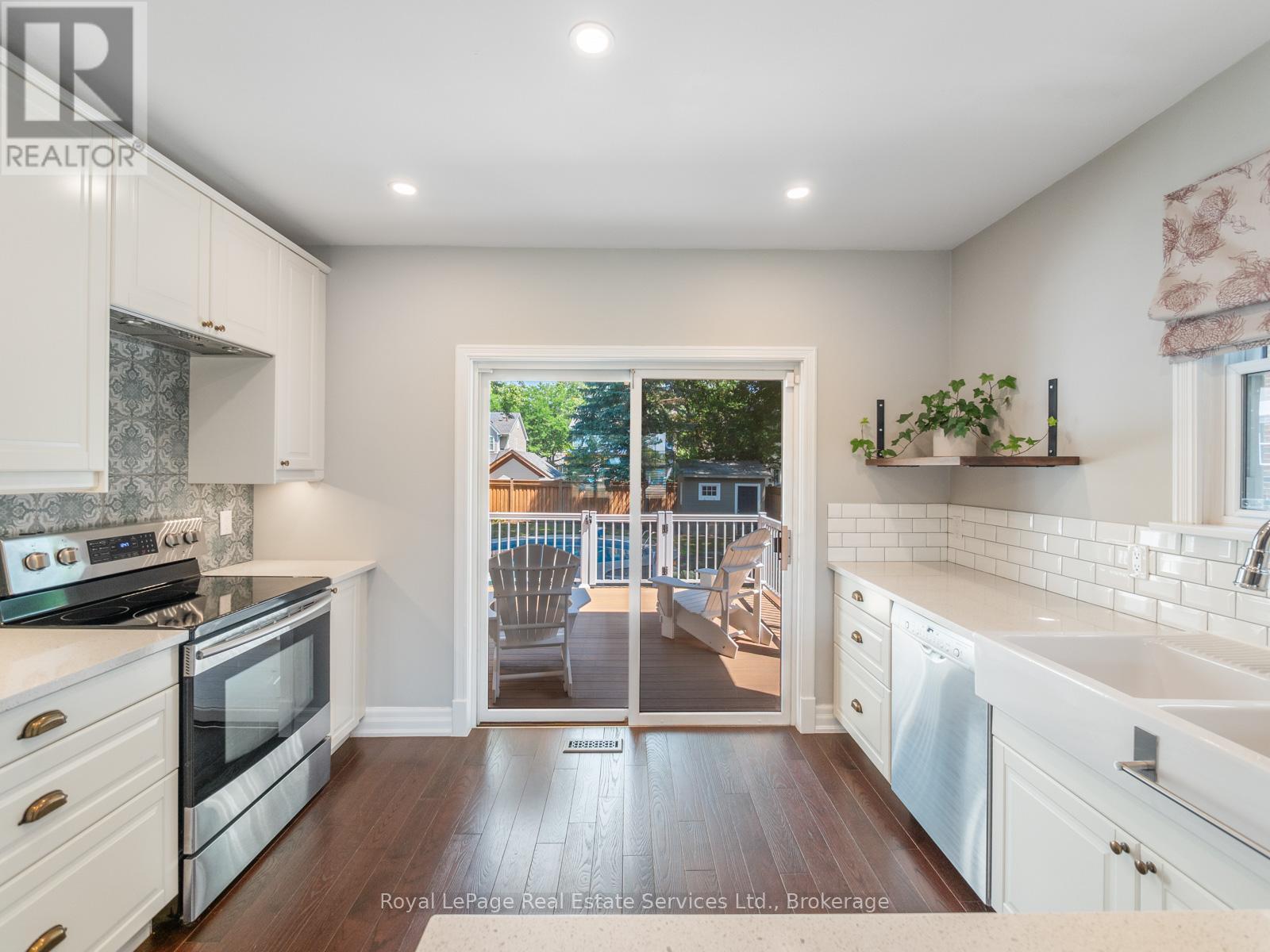 












247 ALLAN STREET

,
Oakville (OO Old Oakville),




Ontario
L6J3P2

