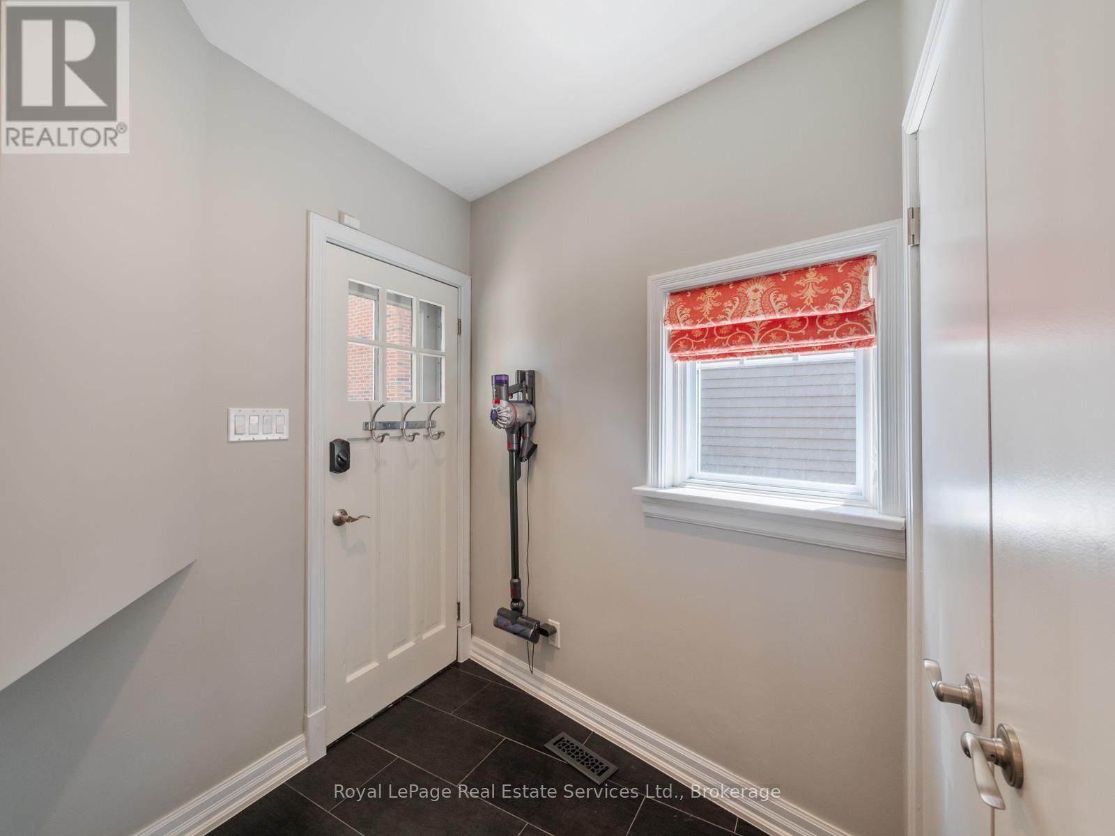 












247 ALLAN STREET

,
Oakville (OO Old Oakville),




Ontario
L6J3P2

