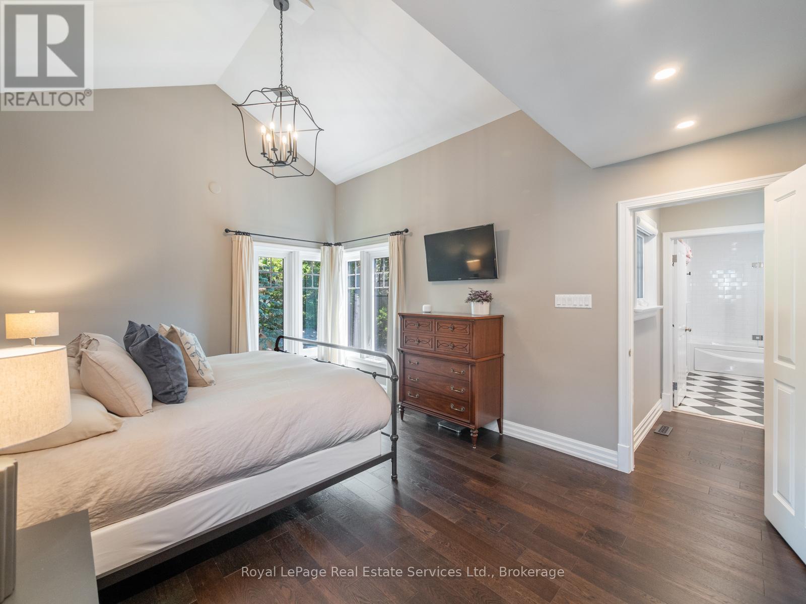 












247 ALLAN STREET

,
Oakville (OO Old Oakville),




Ontario
L6J3P2

