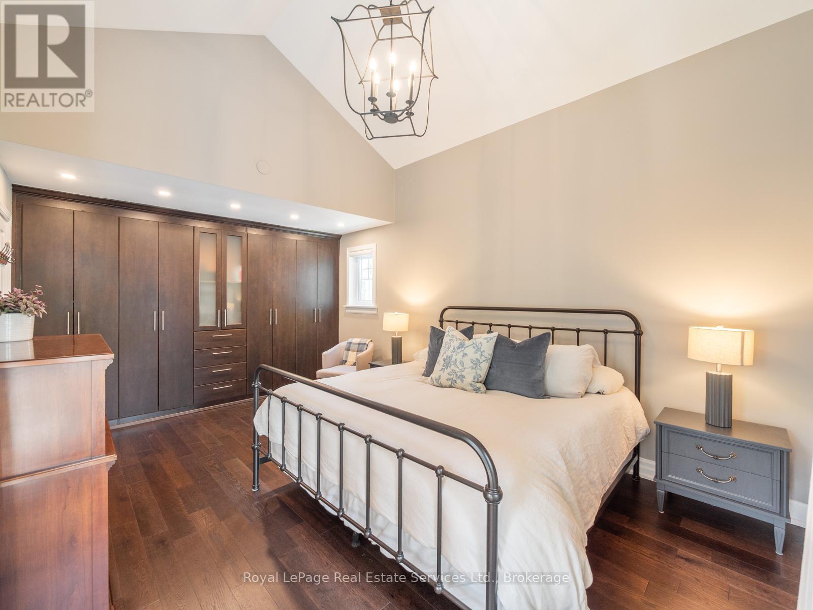 












247 ALLAN STREET

,
Oakville (OO Old Oakville),




Ontario
L6J3P2


