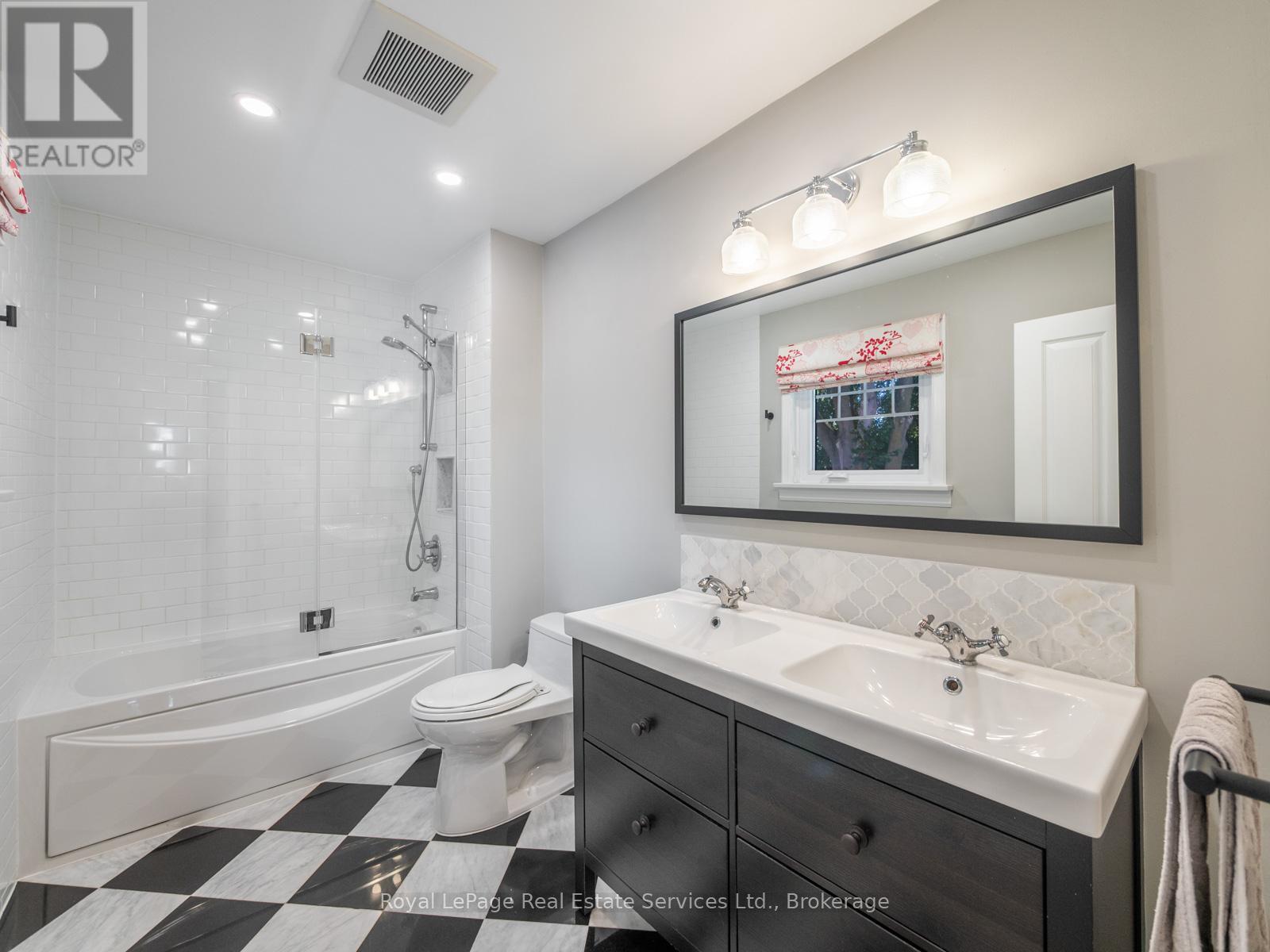 












247 ALLAN STREET

,
Oakville (OO Old Oakville),




Ontario
L6J3P2

