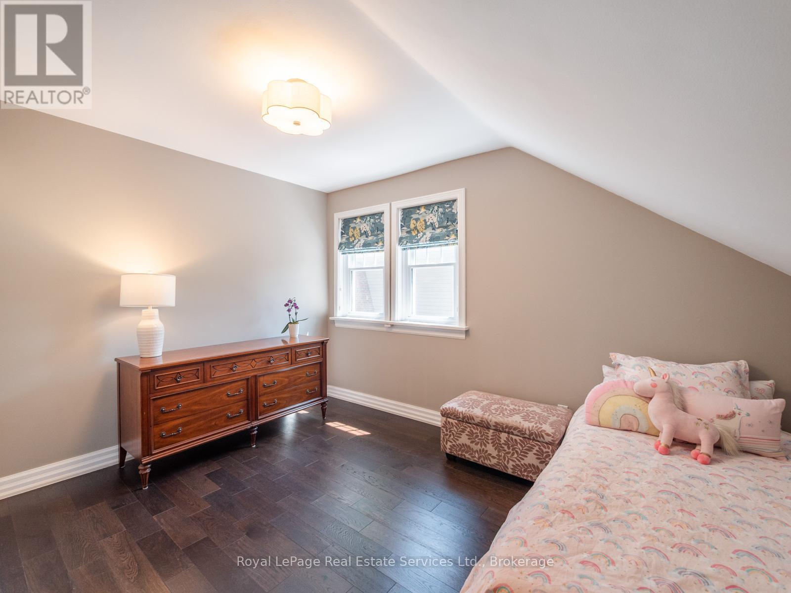 












247 ALLAN STREET

,
Oakville (OO Old Oakville),




Ontario
L6J3P2

