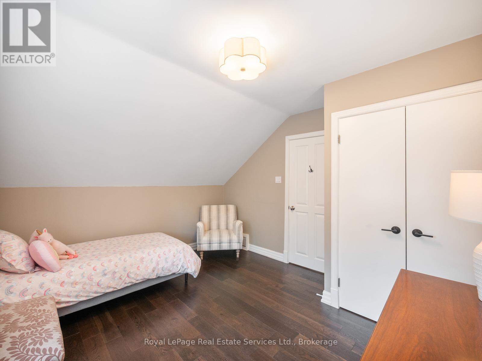 












247 ALLAN STREET

,
Oakville (OO Old Oakville),




Ontario
L6J3P2

