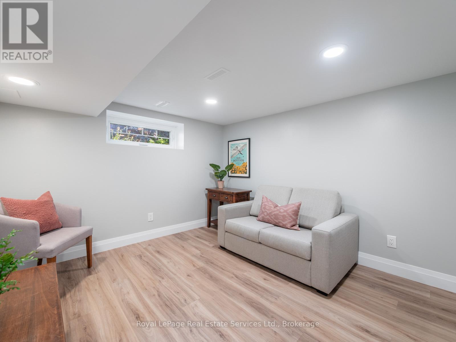 












247 ALLAN STREET

,
Oakville (OO Old Oakville),




Ontario
L6J3P2

