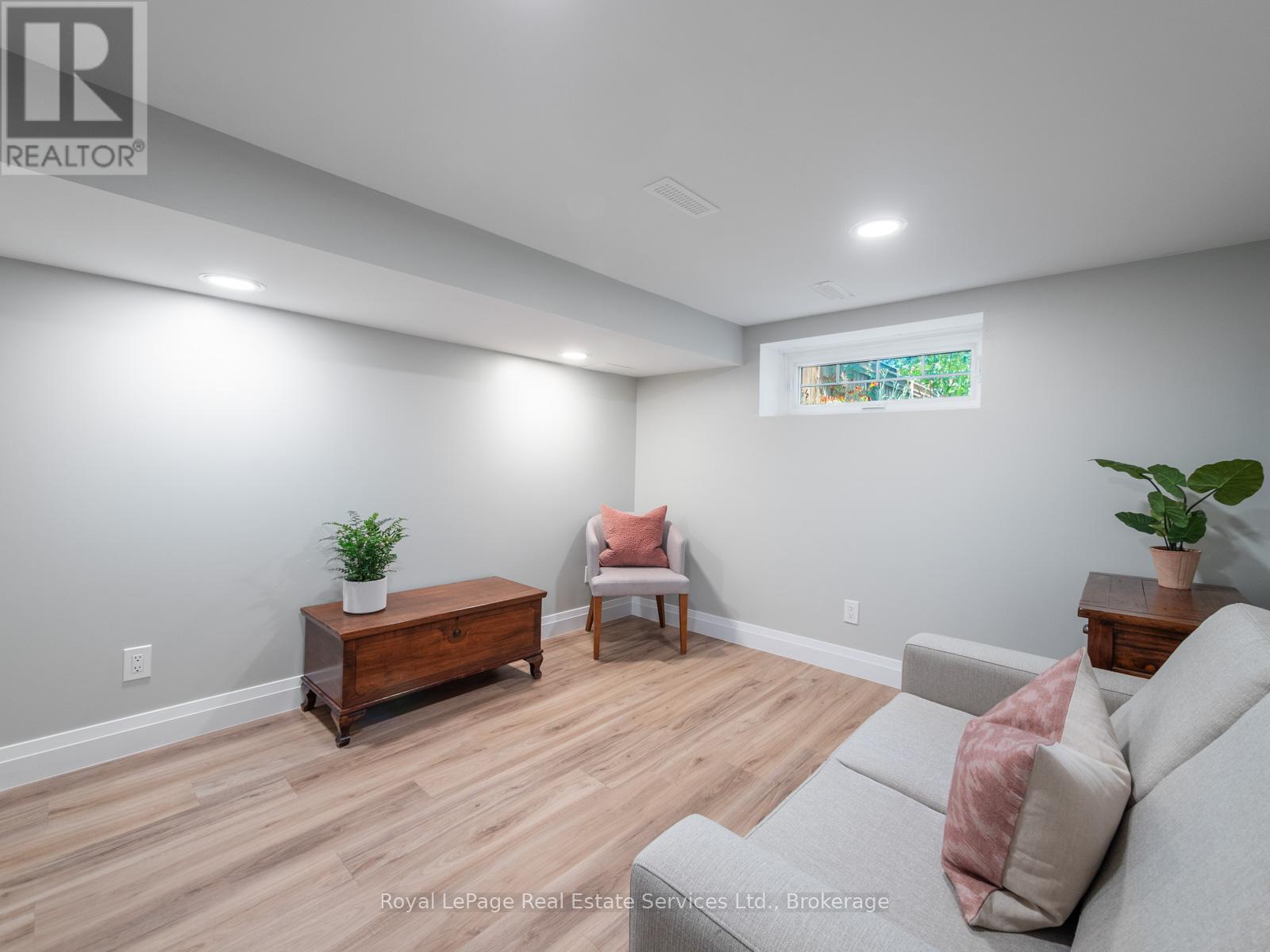 












247 ALLAN STREET

,
Oakville (OO Old Oakville),




Ontario
L6J3P2

