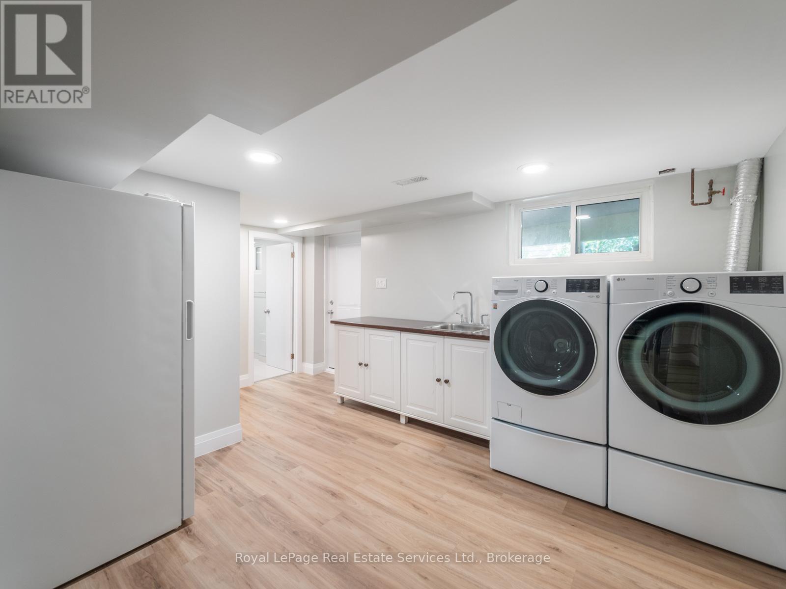 












247 ALLAN STREET

,
Oakville (OO Old Oakville),




Ontario
L6J3P2

