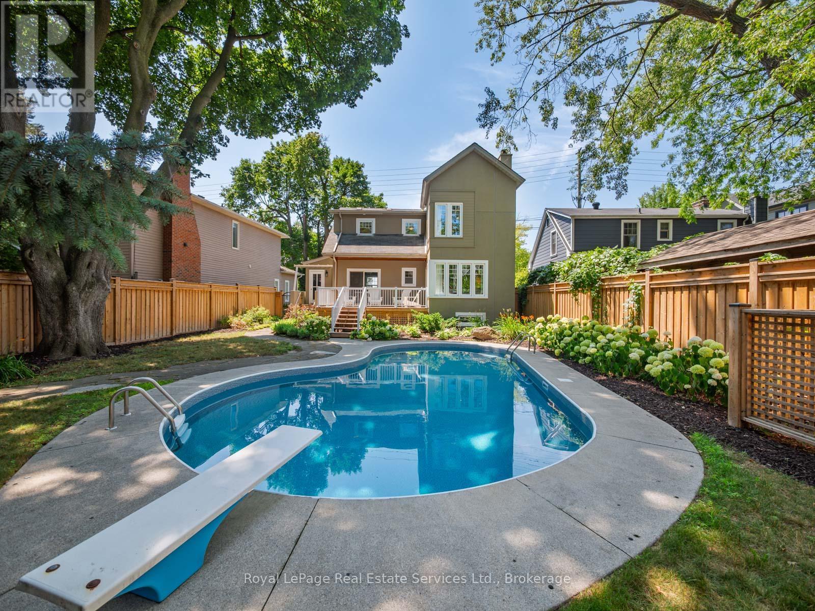 












247 ALLAN STREET

,
Oakville (OO Old Oakville),




Ontario
L6J3P2

