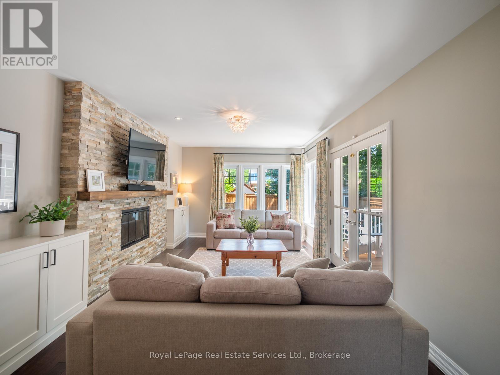 












247 ALLAN STREET

,
Oakville (OO Old Oakville),




Ontario
L6J3P2

