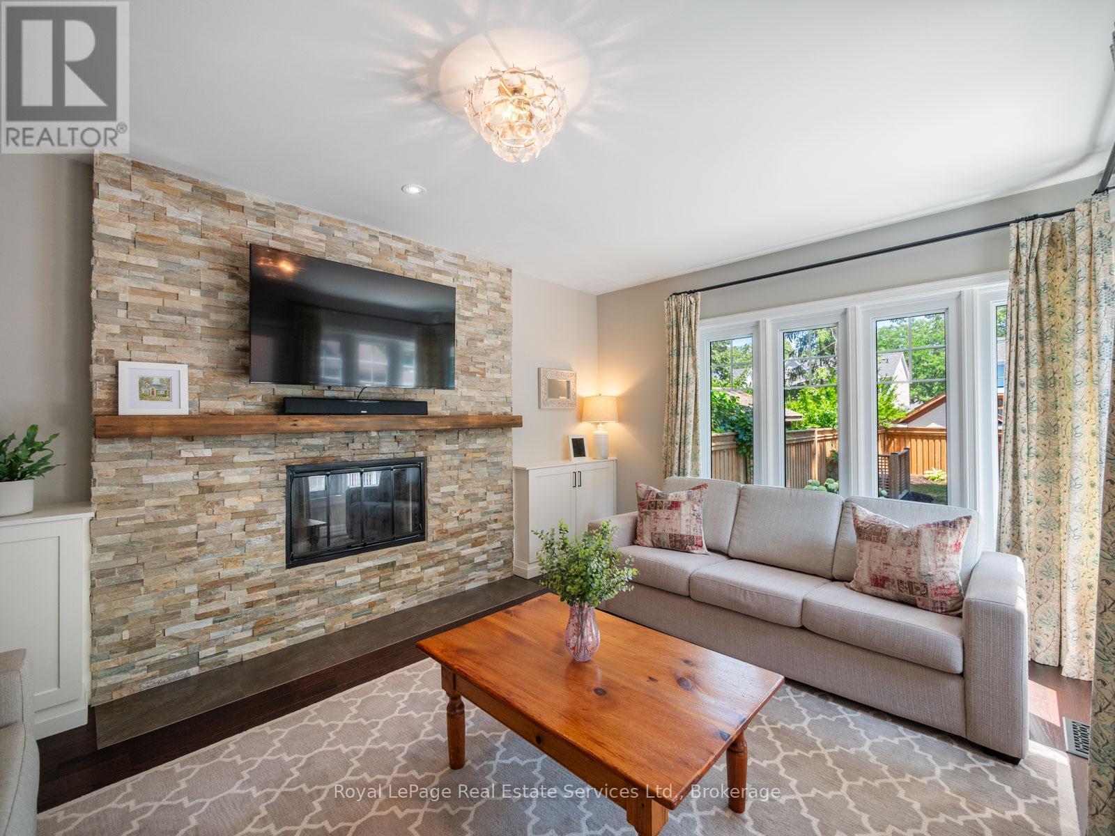 












247 ALLAN STREET

,
Oakville (OO Old Oakville),




Ontario
L6J3P2

