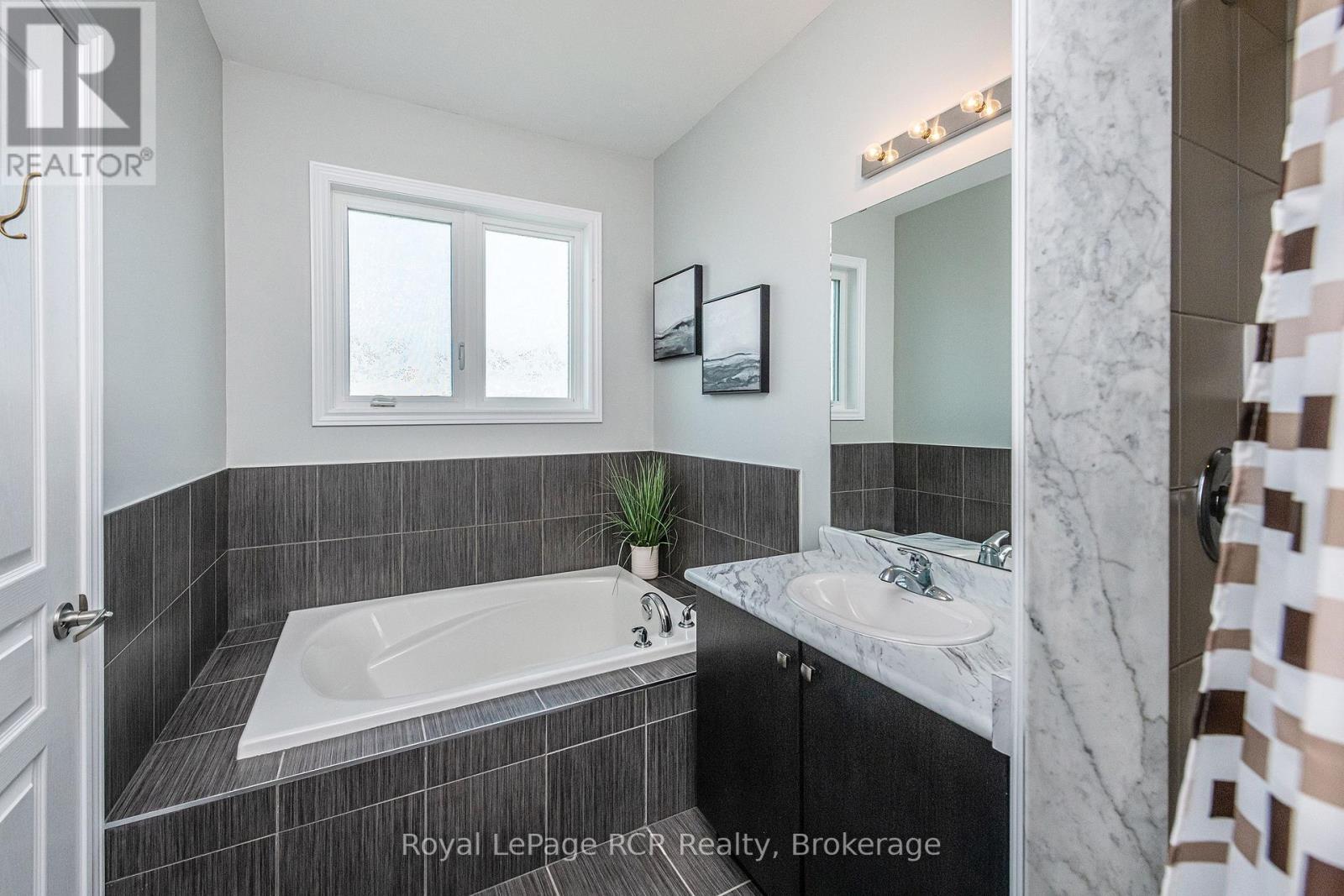 












256 JOHNSON DRIVE

,
Shelburne,




Ontario
L9V3V7

