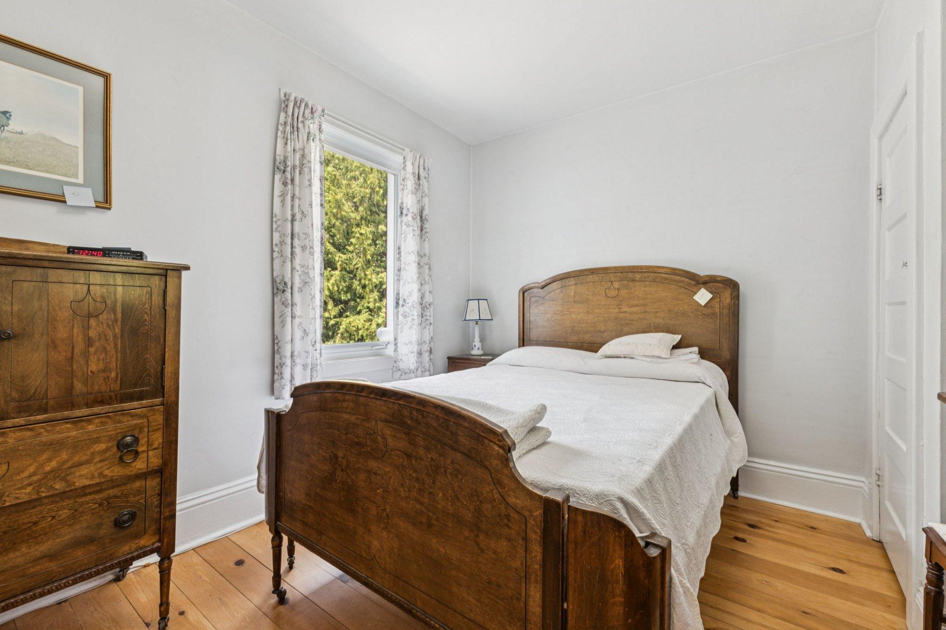 









43


Rue Broad

,
Gatineau (Aylmer),




QC
J9H4H4

