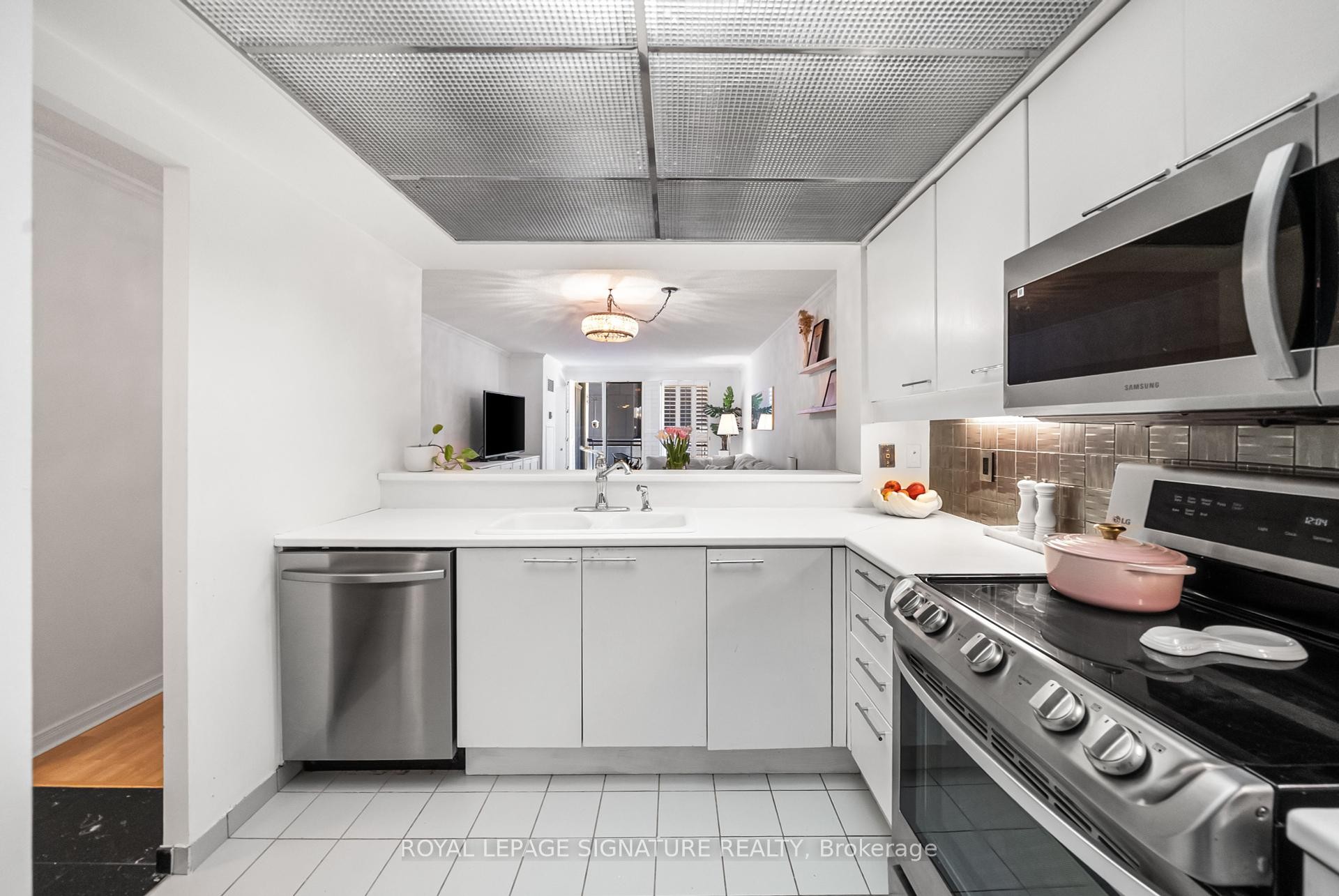









18


Hollywood

Avenue, 206,
Toronto,




ON
M2N 6P5

