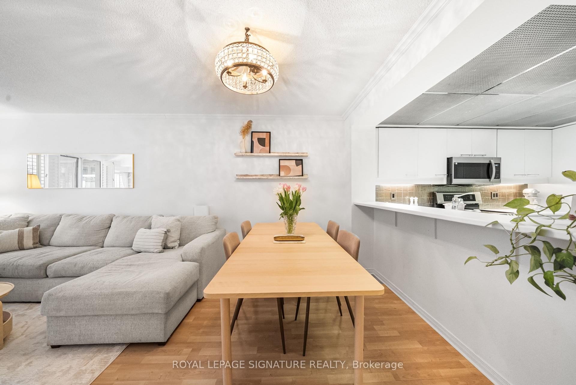 









18


Hollywood

Avenue, 206,
Toronto,




ON
M2N 6P5

