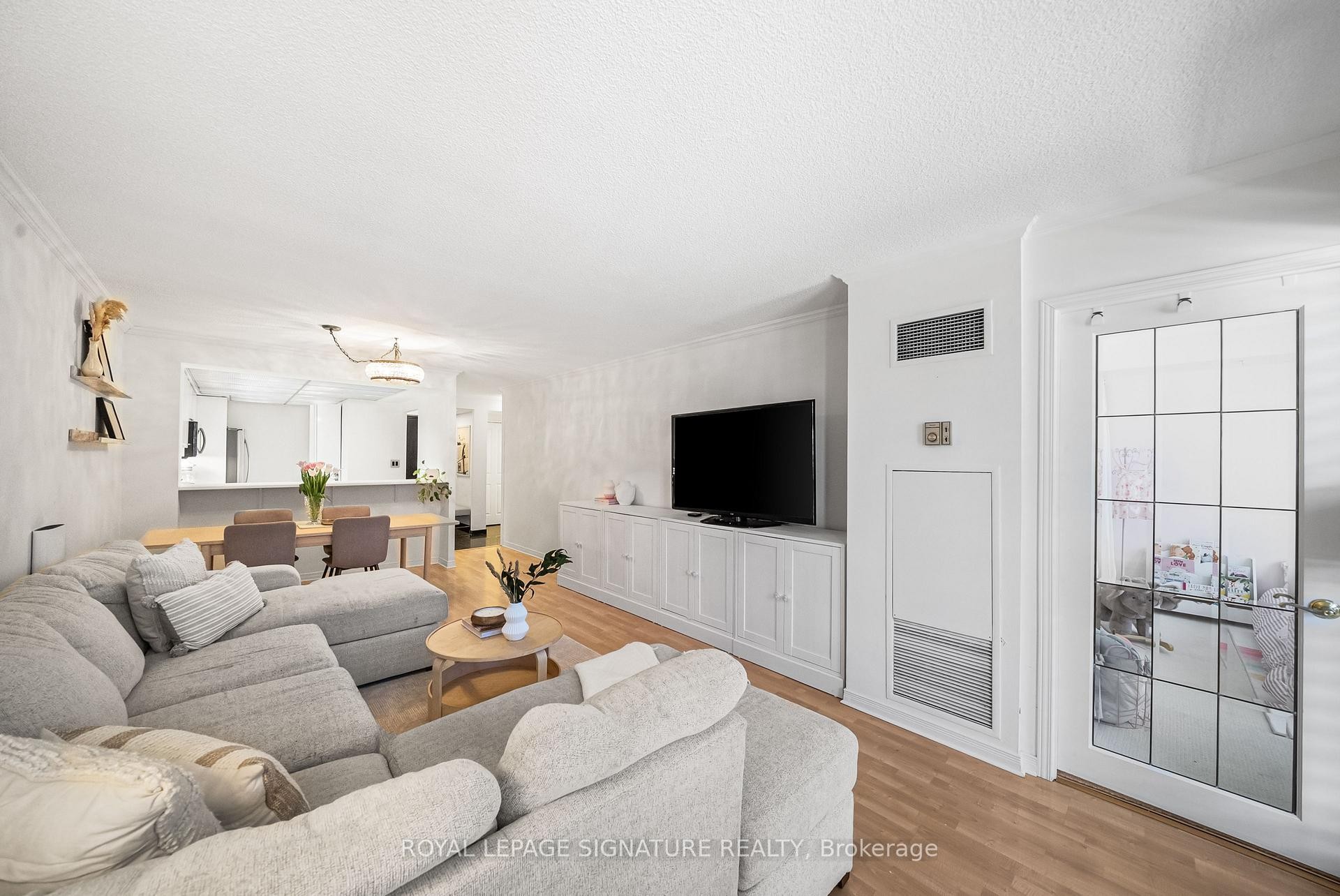 









18


Hollywood

Avenue, 206,
Toronto,




ON
M2N 6P5

