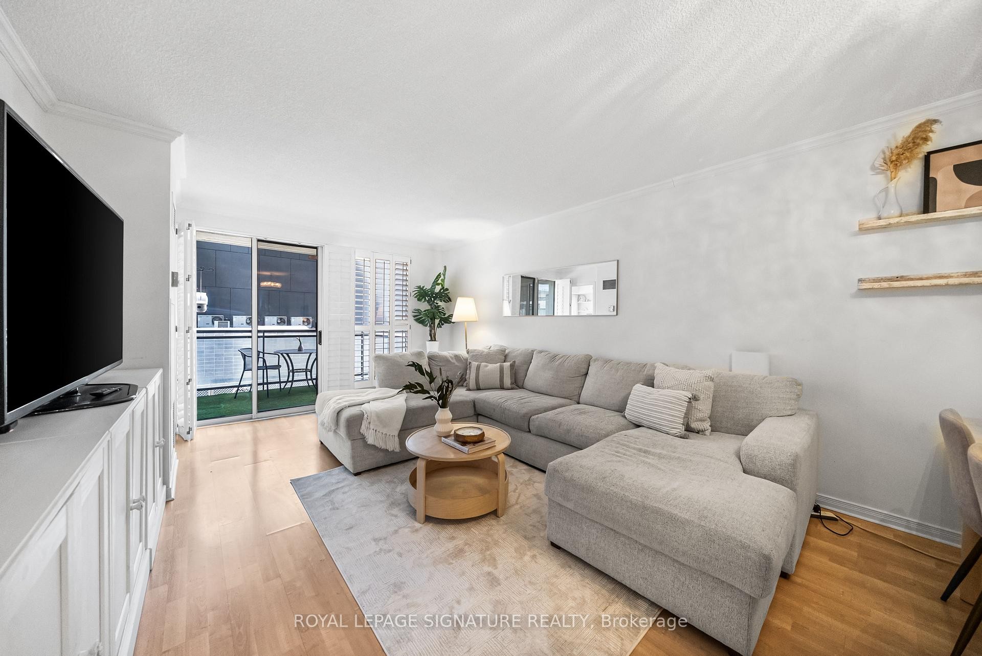 









18


Hollywood

Avenue, 206,
Toronto,




ON
M2N 6P5

