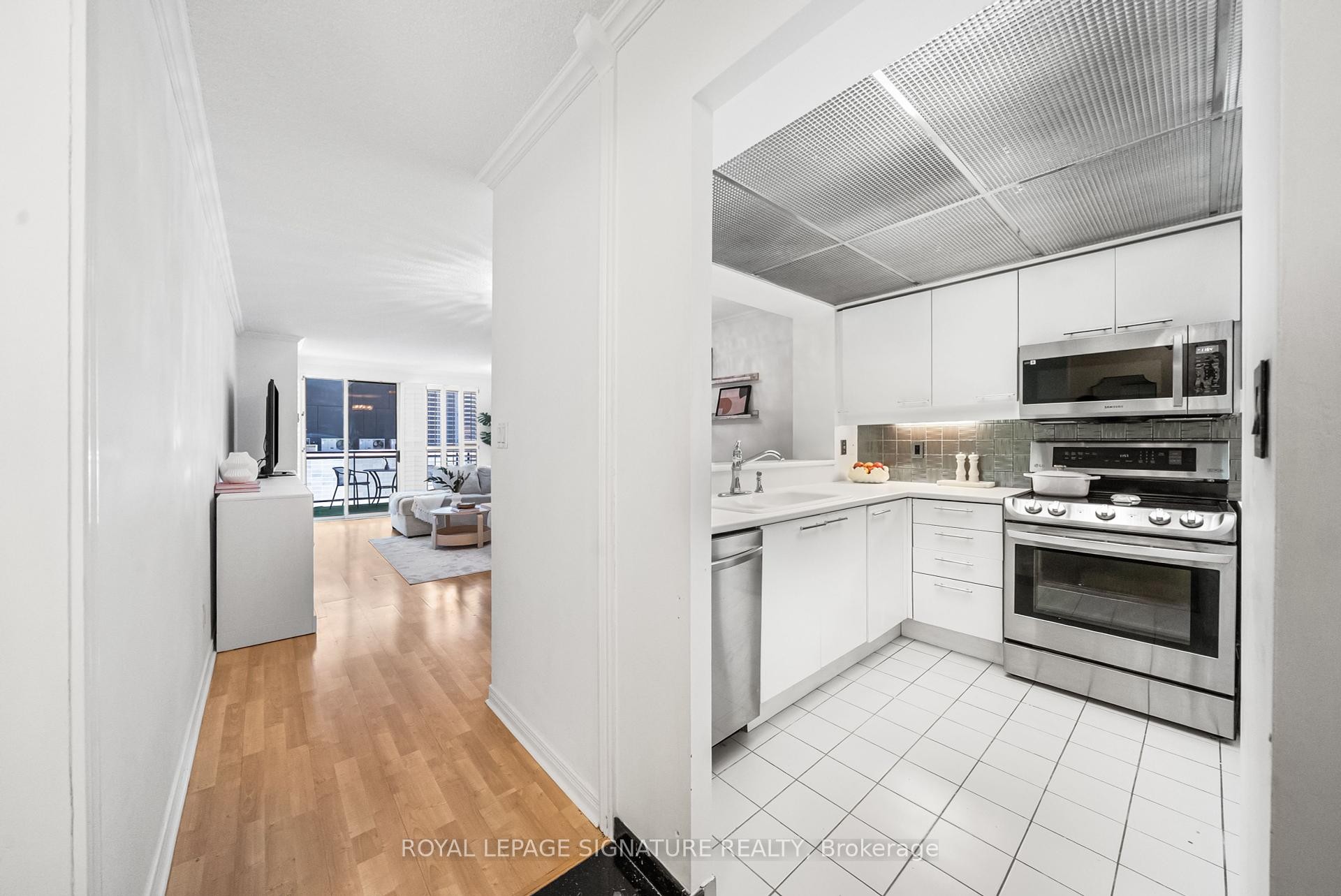 









18


Hollywood

Avenue, 206,
Toronto,




ON
M2N 6P5

