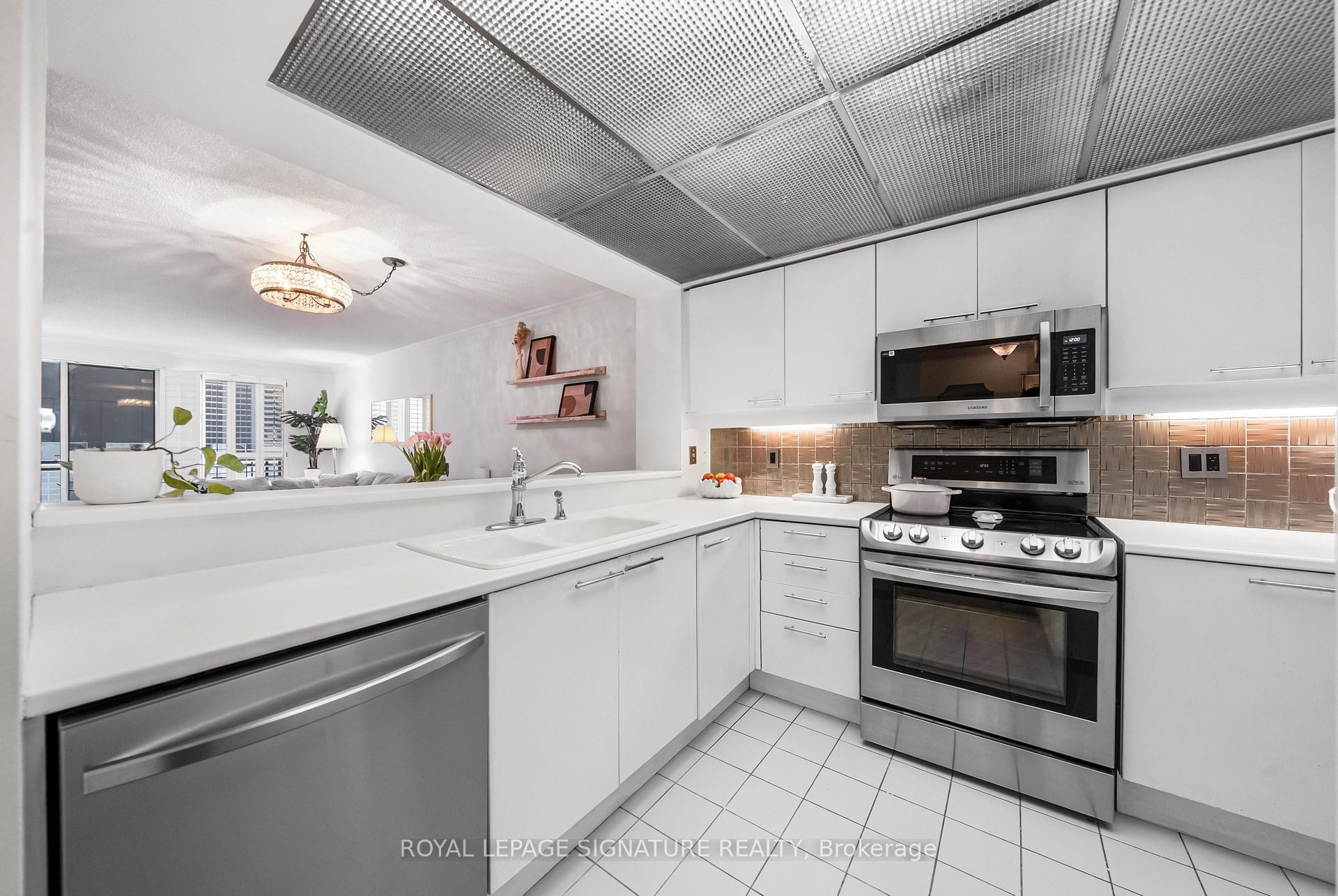 









18


Hollywood

Avenue, 206,
Toronto,




ON
M2N 6P5

