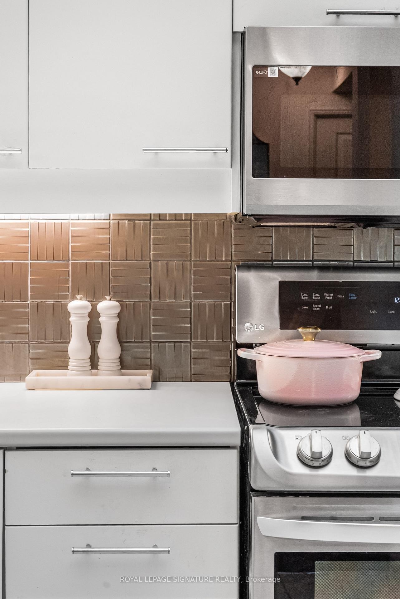 









18


Hollywood

Avenue, 206,
Toronto,




ON
M2N 6P5

