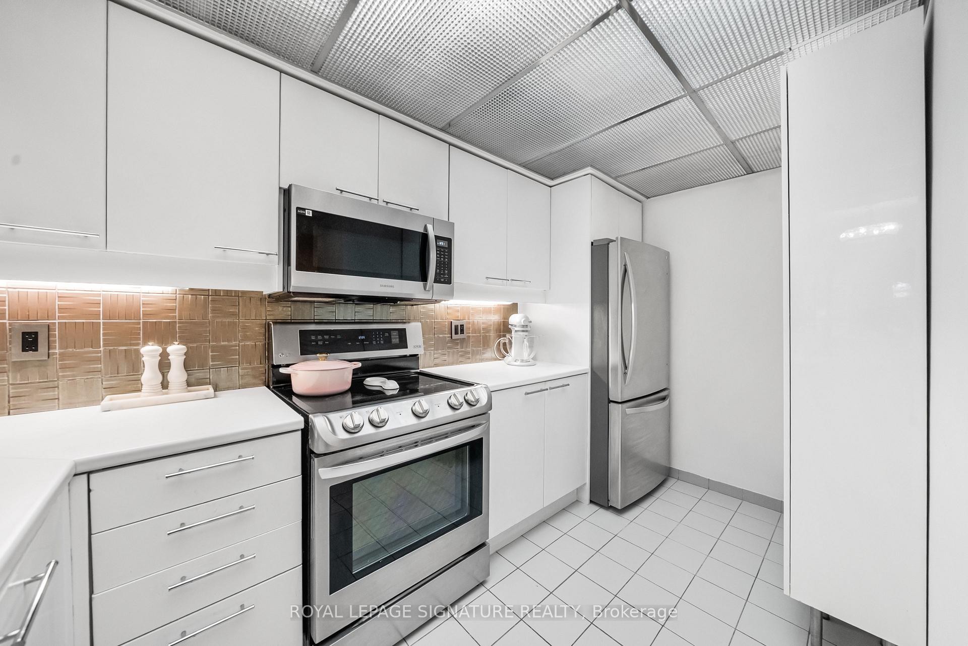 









18


Hollywood

Avenue, 206,
Toronto,




ON
M2N 6P5

